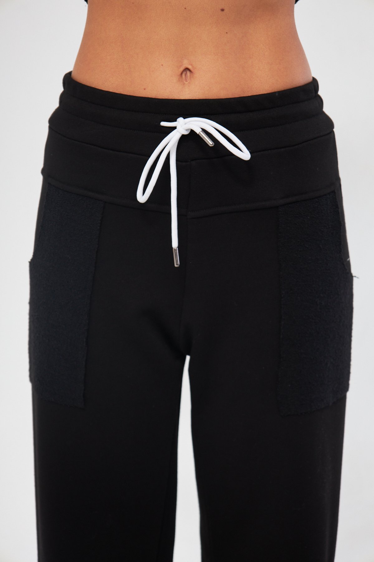 PAÇA YIRTMAÇLI SİYAH JOGGER PANTOLON