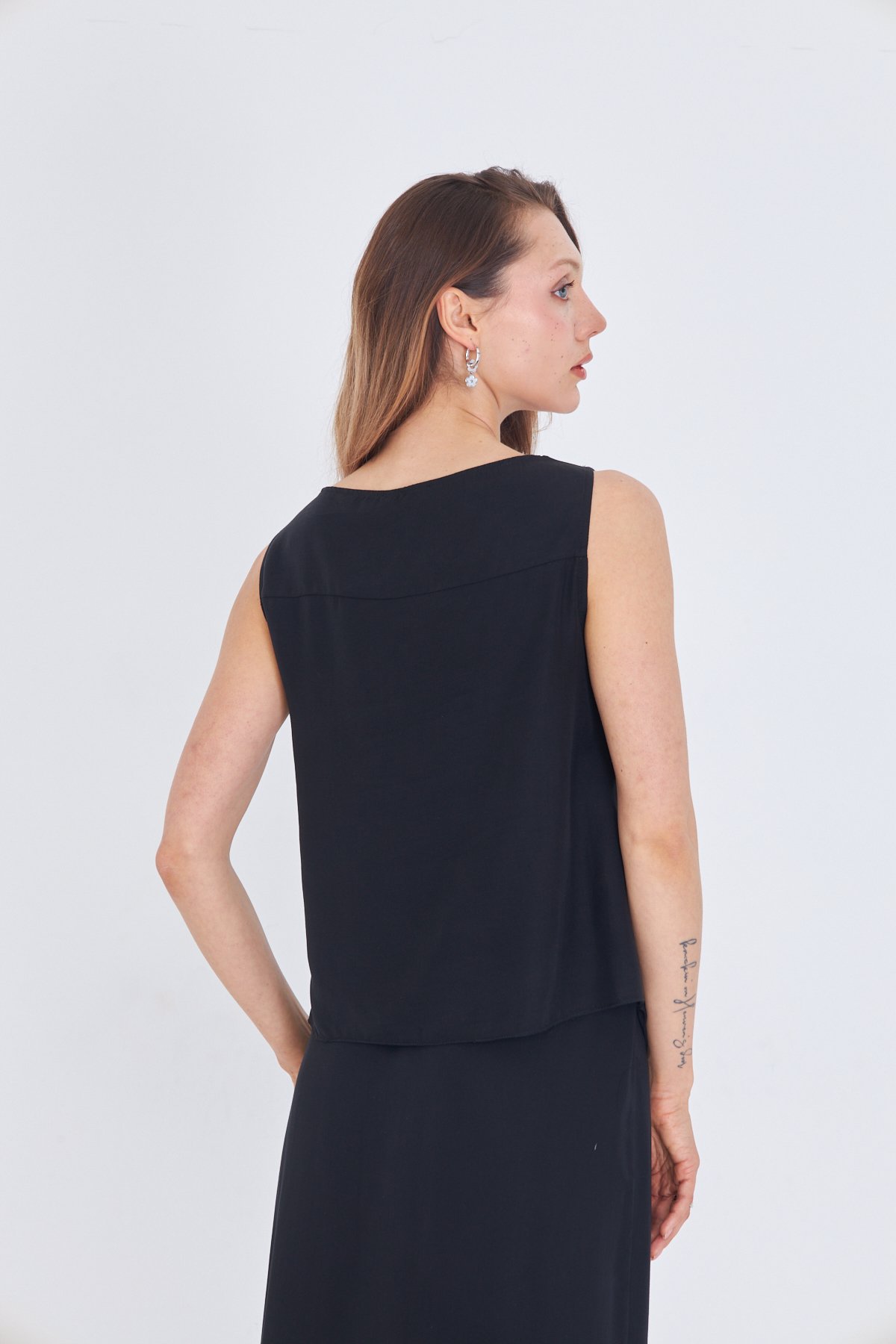 SİYAH TENCEL KUMAŞ KOLSUZ BLUZ