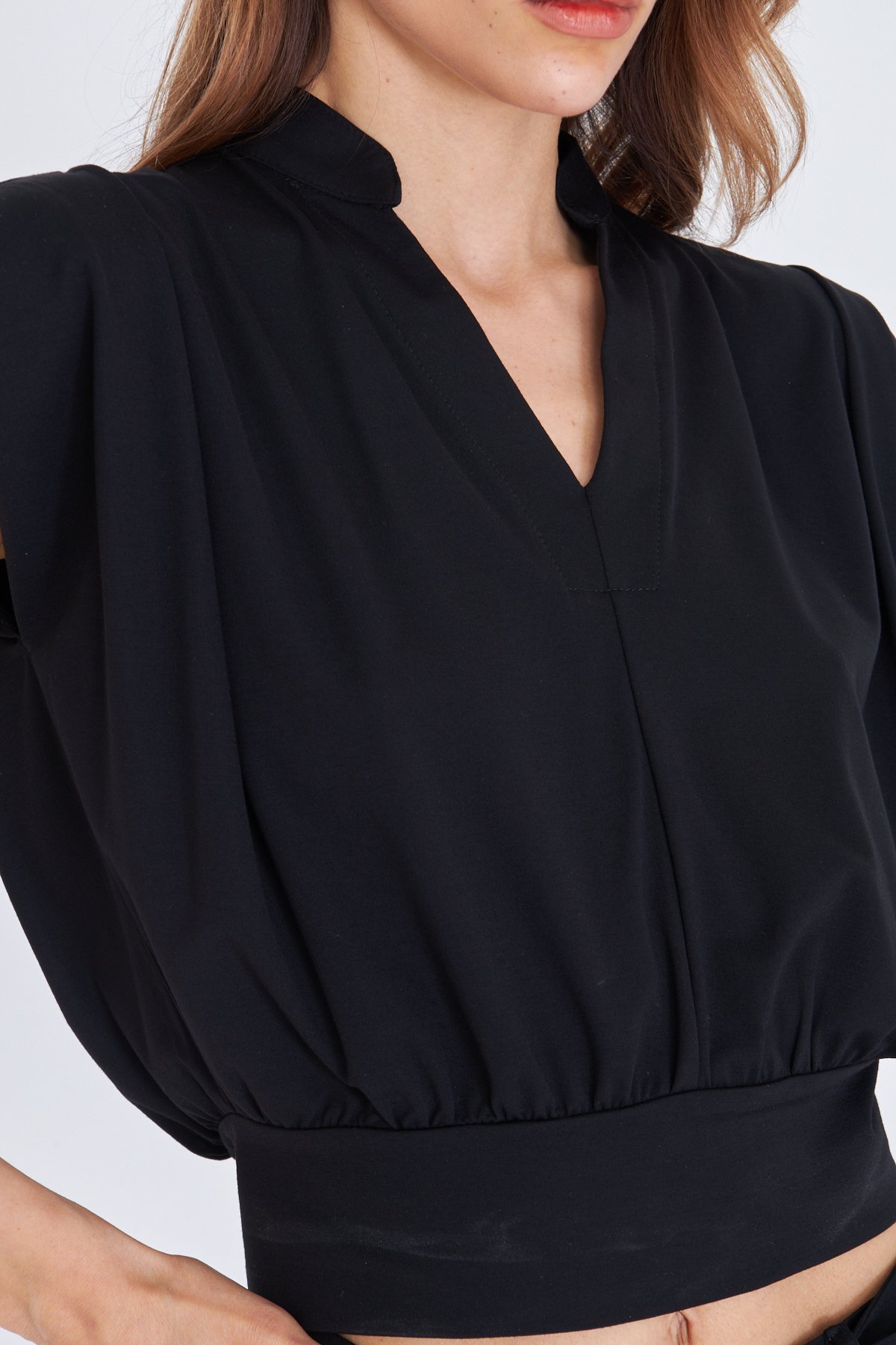 V YAKA SİYAH CROP BLUZ 