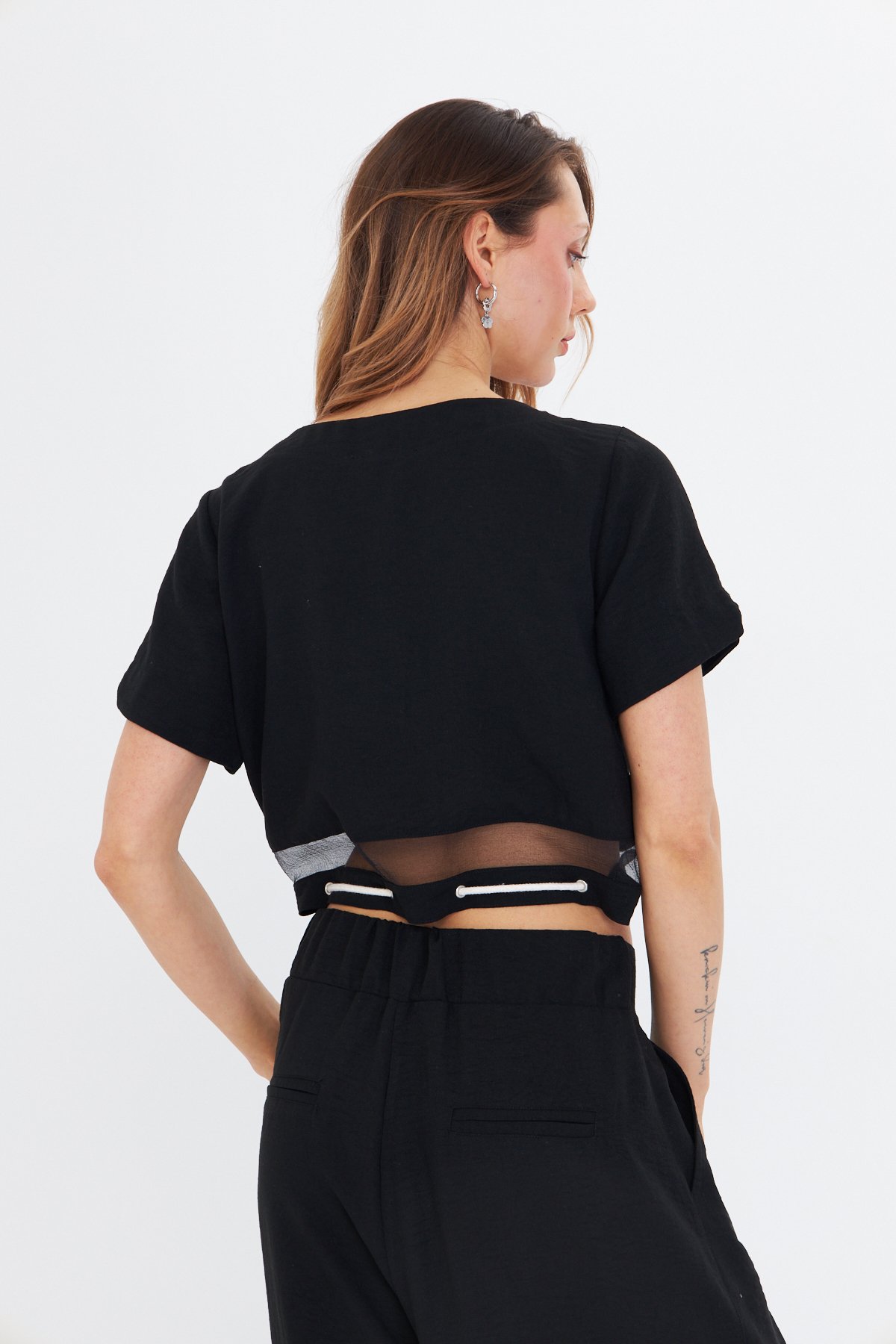 YARIM KOLLU SİYAH KETEN DÜĞMELİ CROP CEKET
