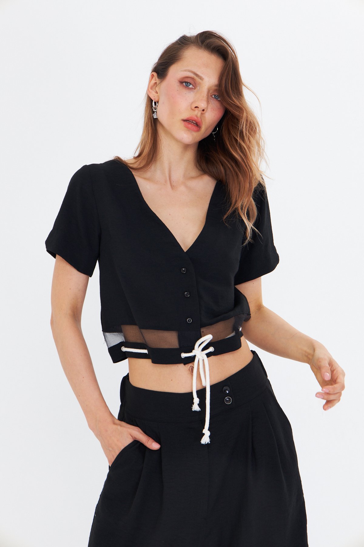 YARIM KOLLU SİYAH KETEN DÜĞMELİ CROP CEKET