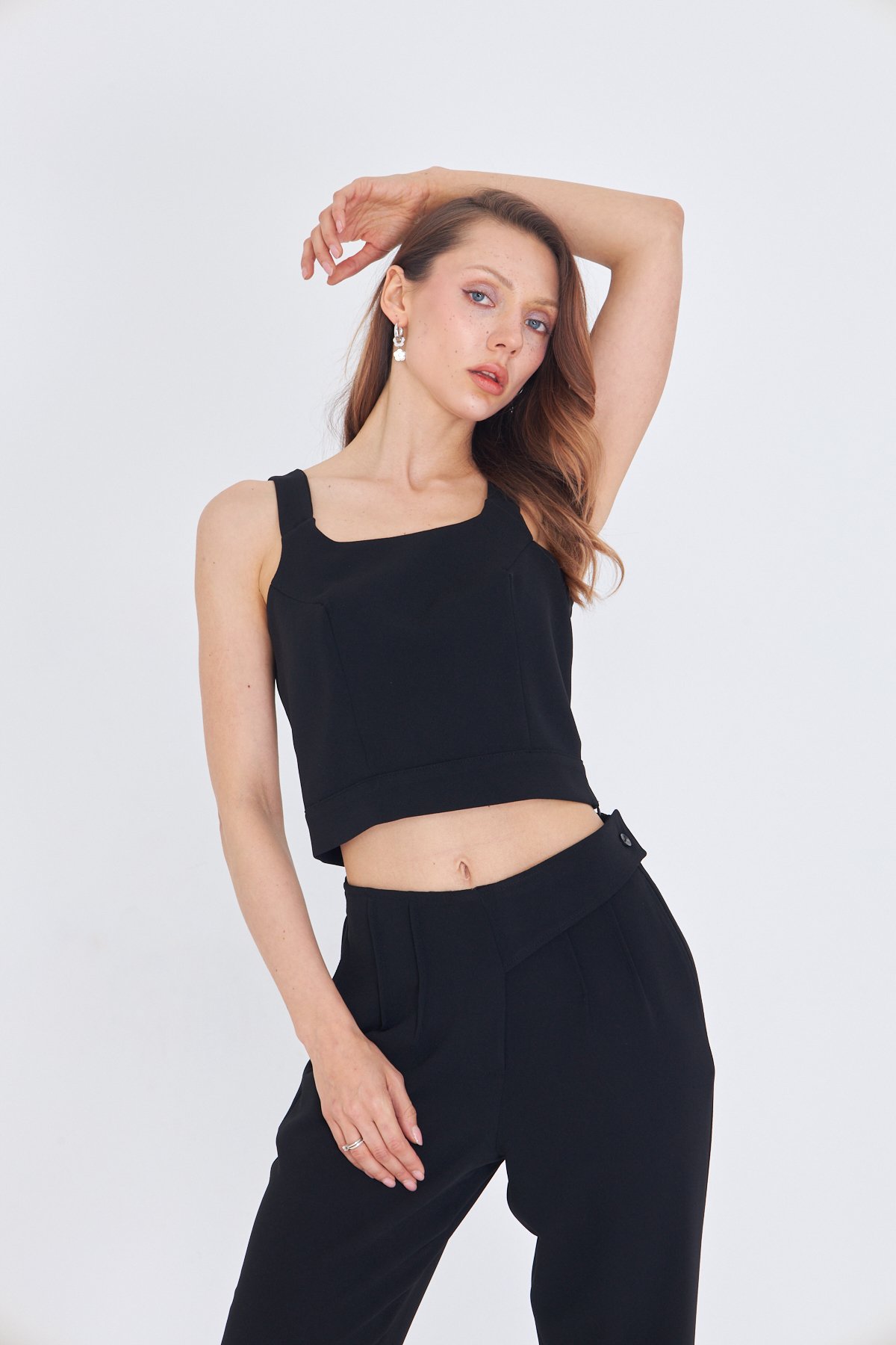 SIRT DETAYLI SİYAH CROP BLUZ