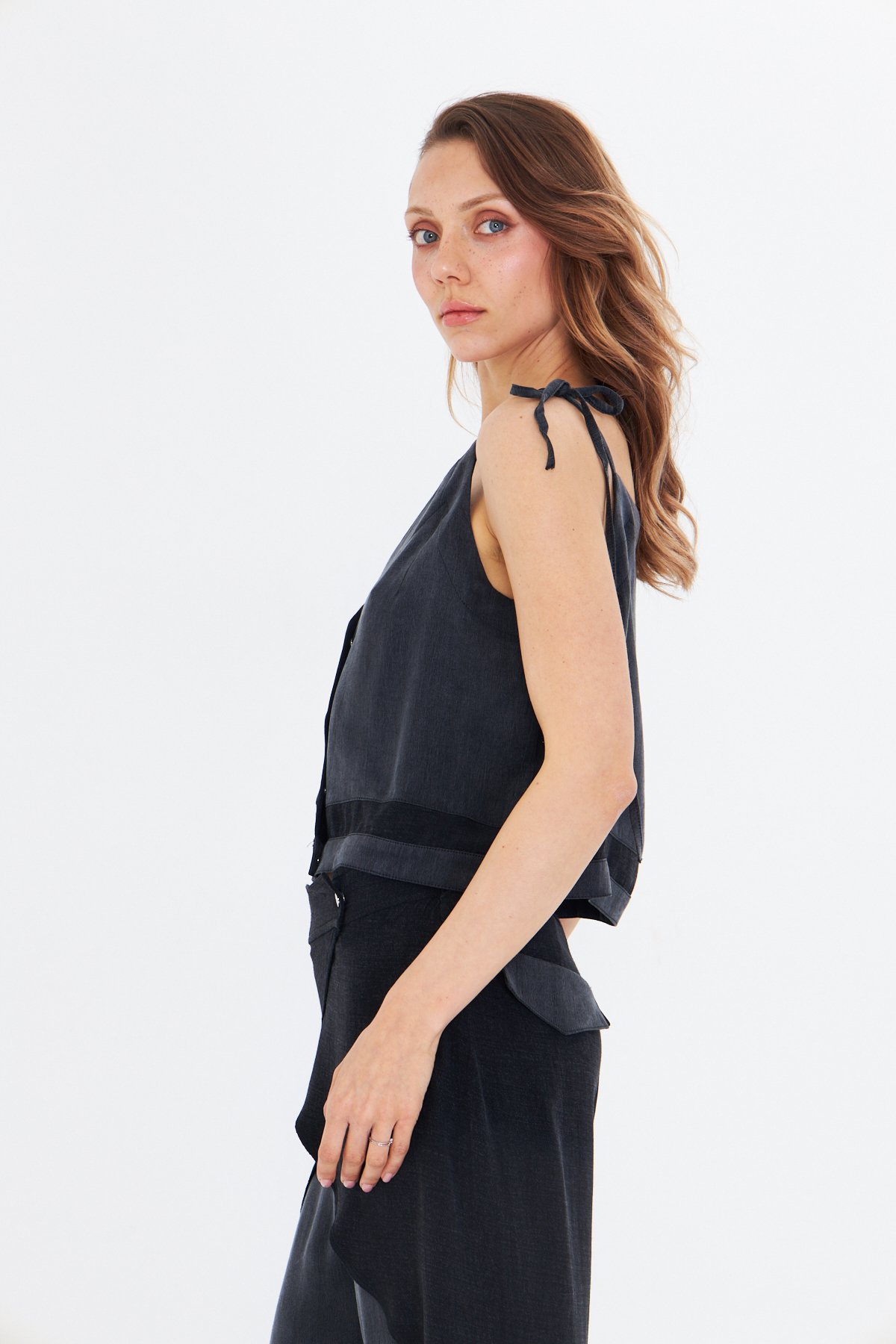 İP ASKILI SİYAH OKALİPTÜS CROP BLUZ 