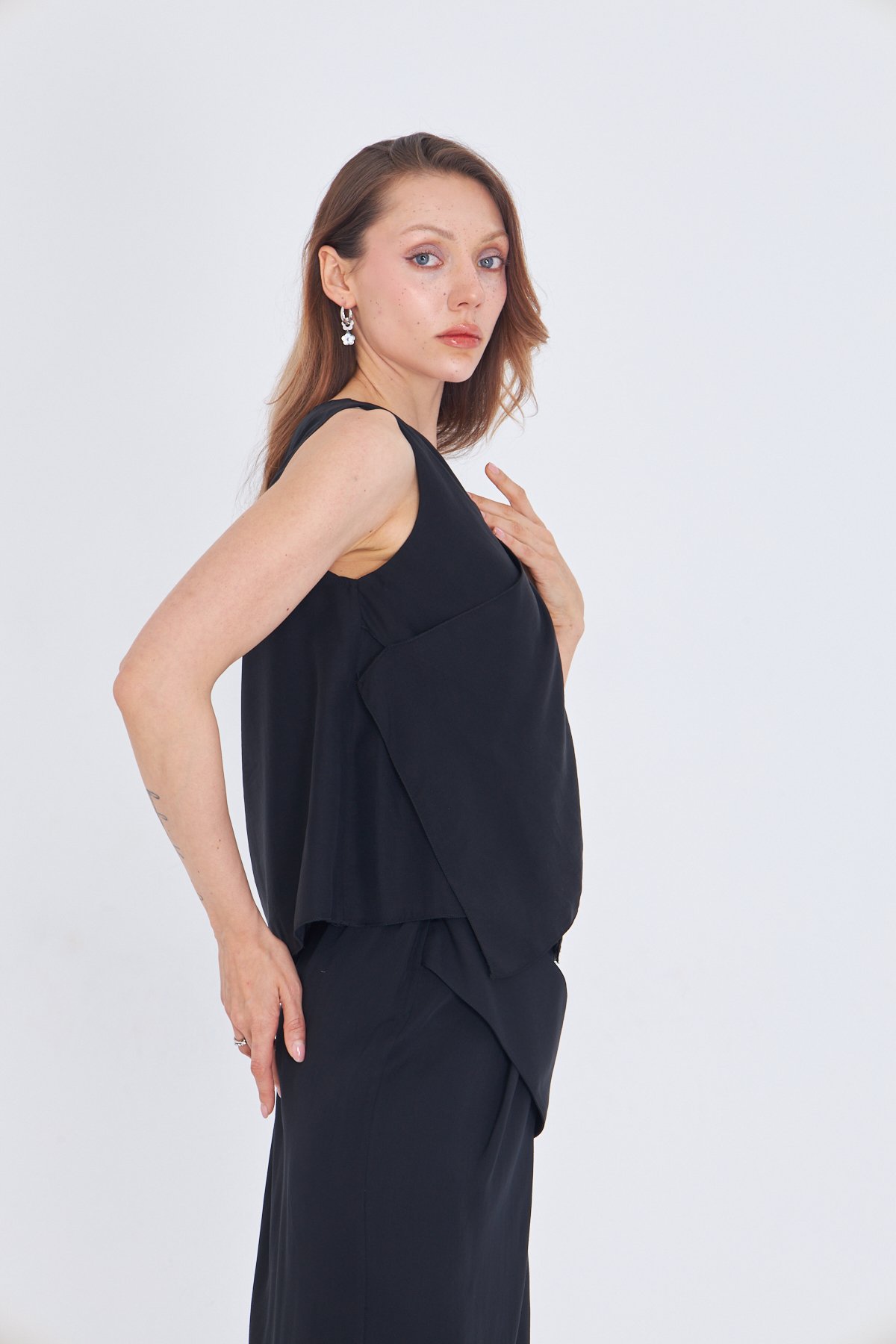 SİYAH TENCEL KUMAŞ KOLSUZ BLUZ