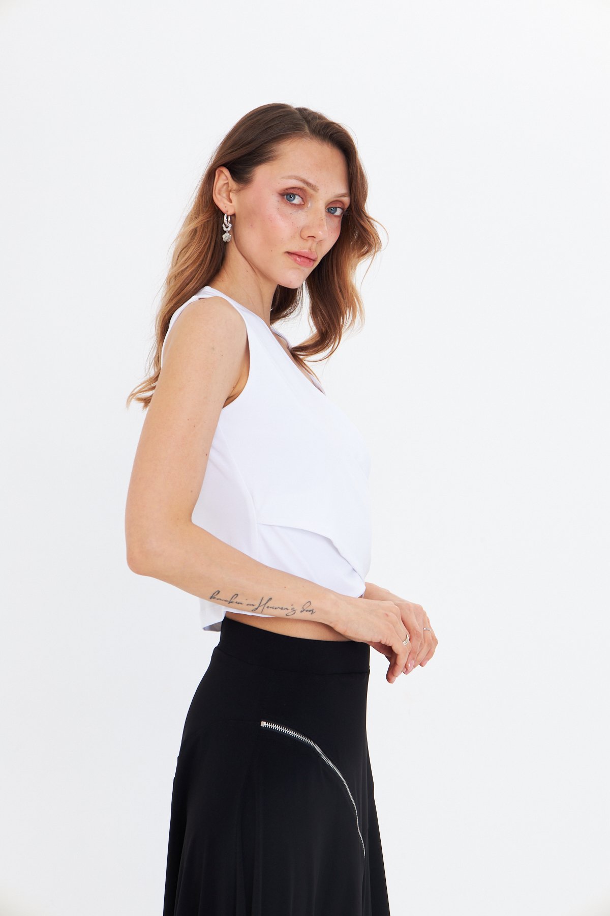 KRUVAZE YAKA BEYAZ CROP BLUZ