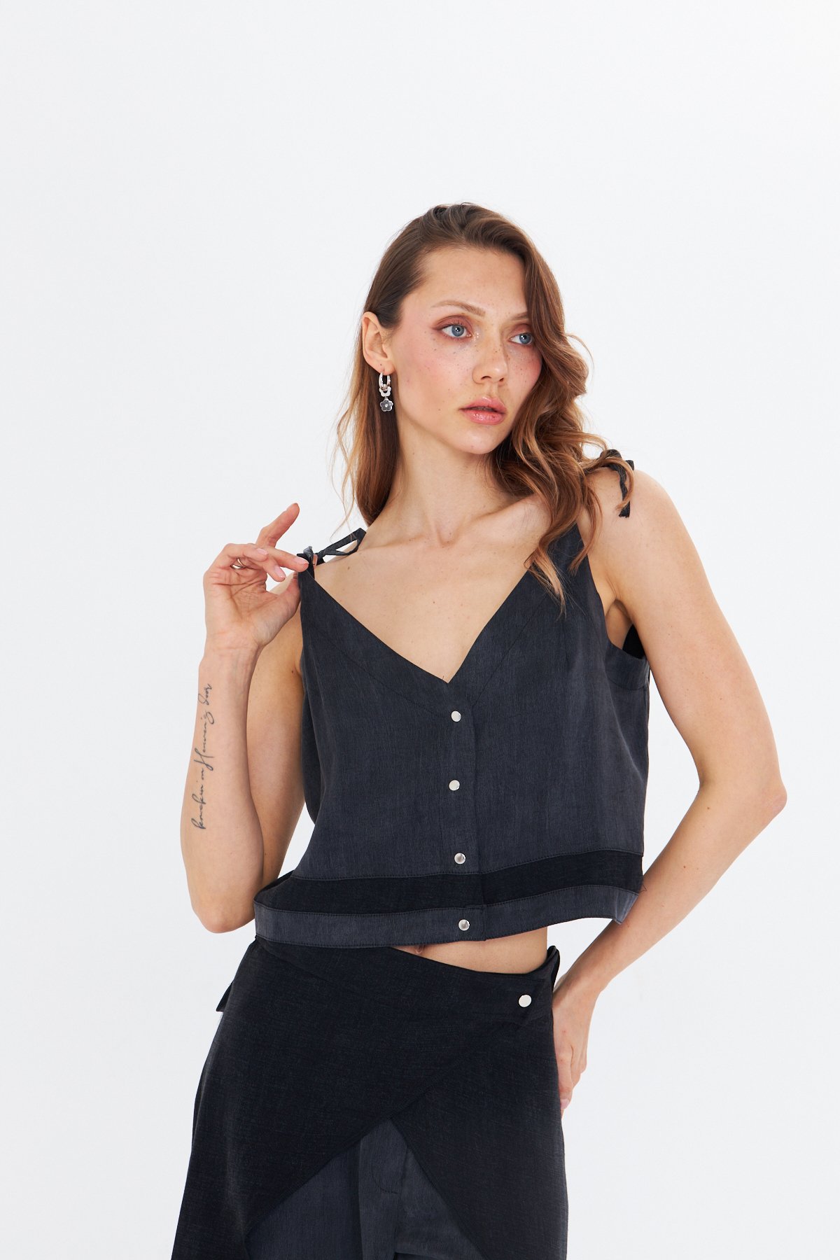 İP ASKILI SİYAH OKALİPTÜS CROP BLUZ 