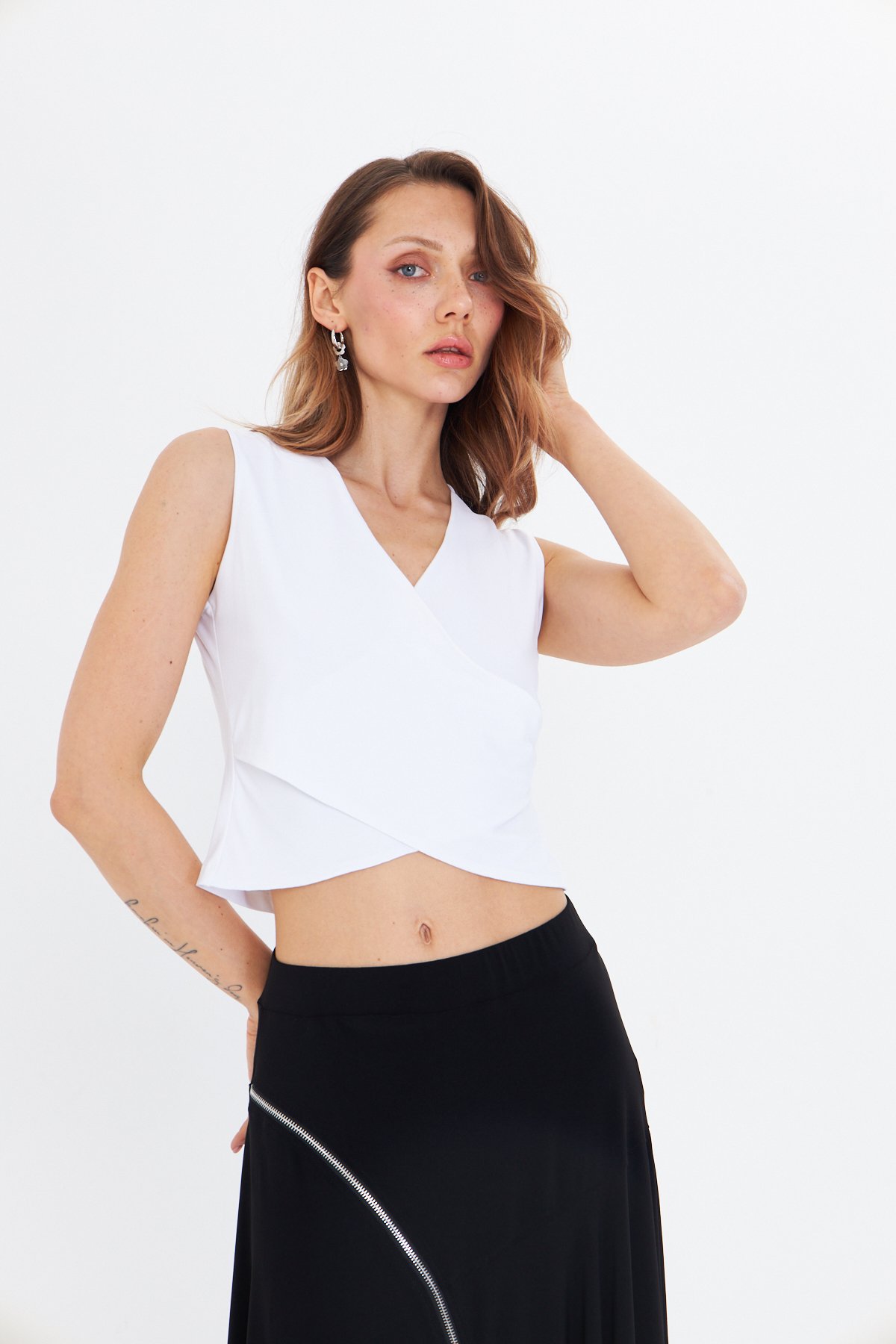 KRUVAZE YAKA BEYAZ CROP BLUZ