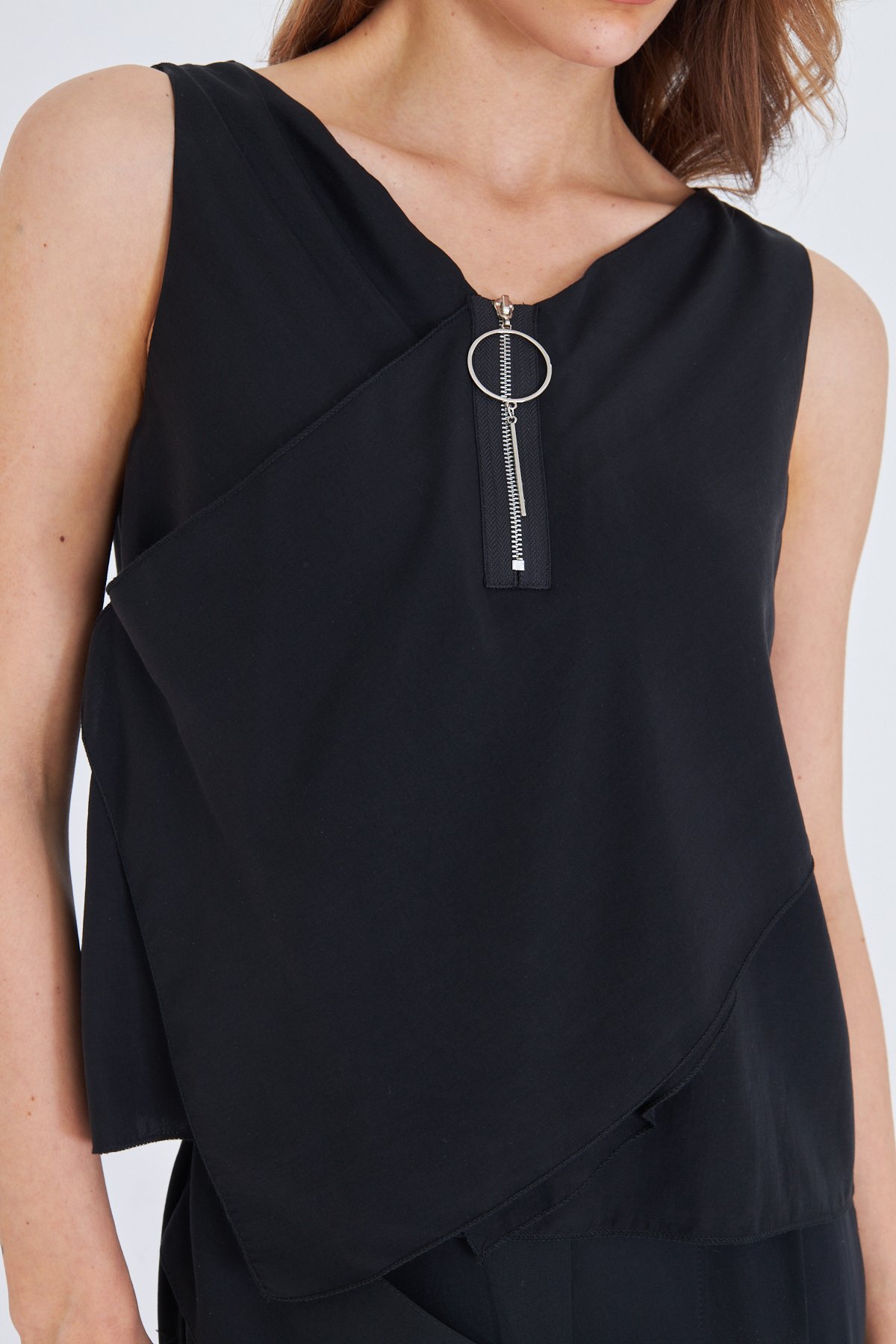 SİYAH TENCEL KUMAŞ KOLSUZ BLUZ