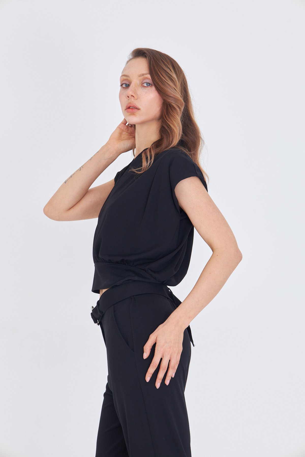 V YAKA SİYAH CROP BLUZ 