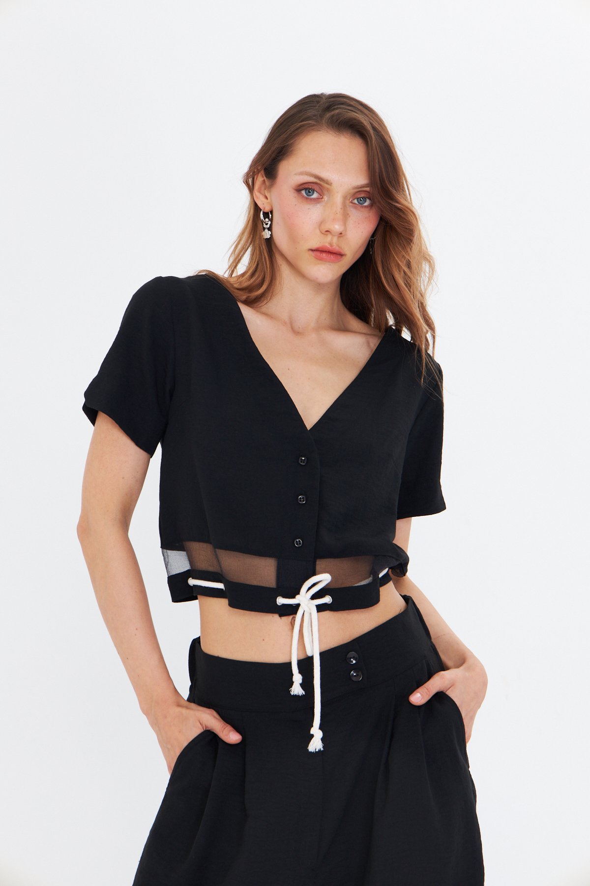 YARIM KOLLU SİYAH KETEN DÜĞMELİ CROP CEKET
