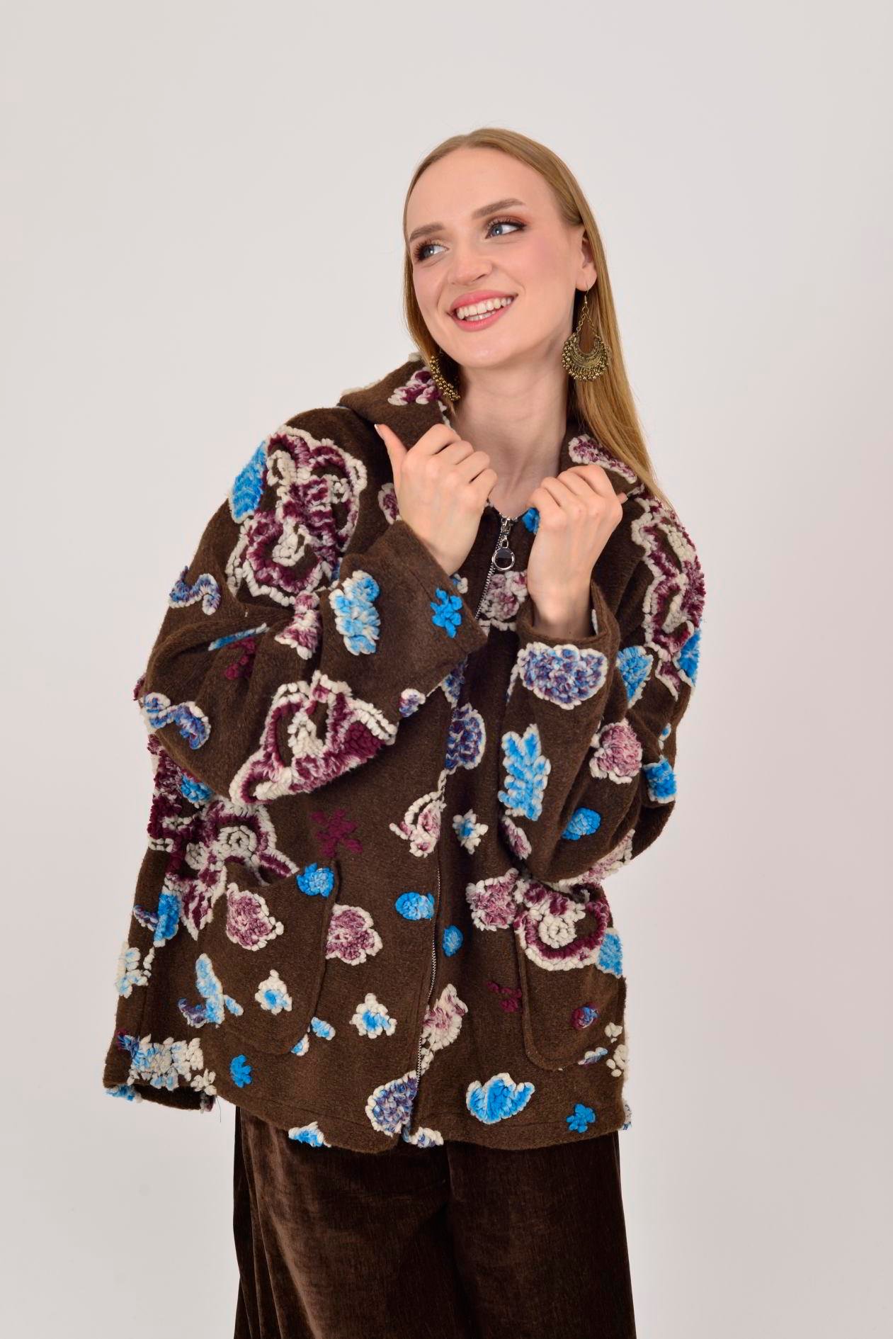 İtalyan Çiçek Tasarımlı Kapüşonlu Keçe Kaban - KAHVERENGİ