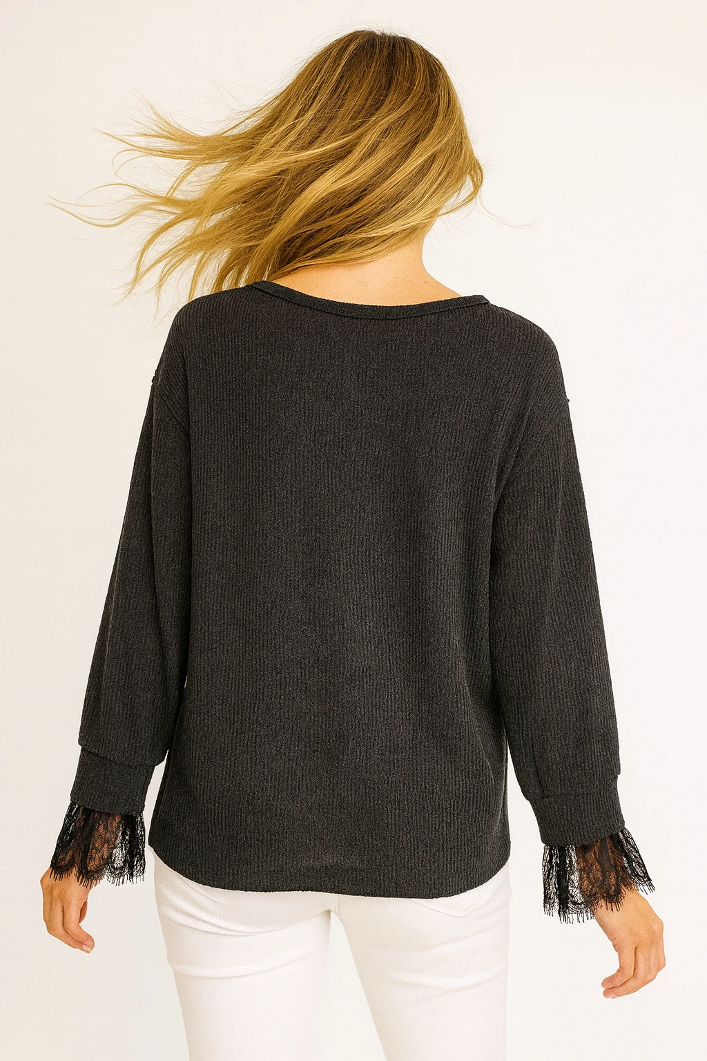 İtalyan Nakışlı V Yaka Kazak - SİYAH