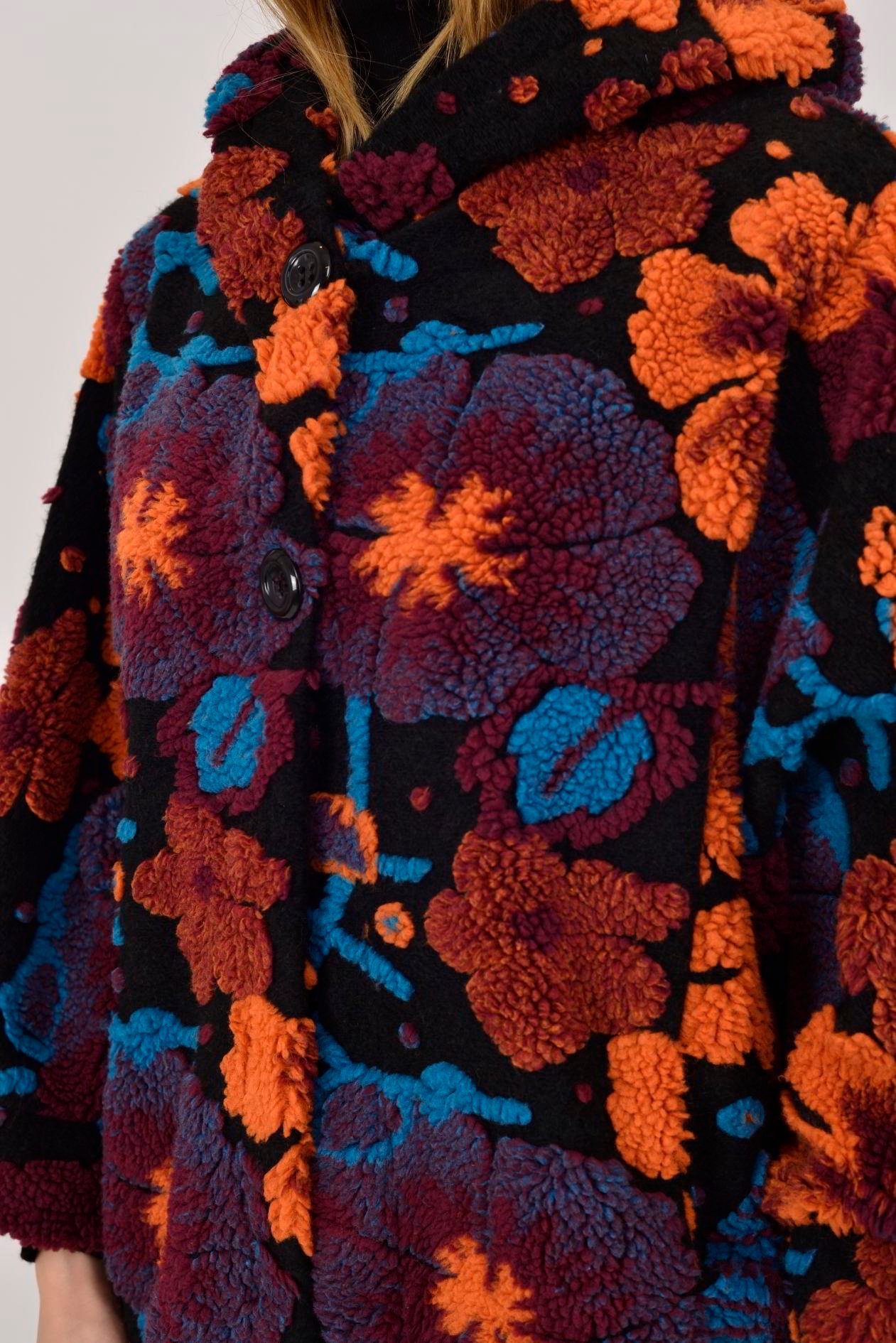 İtalyan Çiçek Kabartmalı Kapüşonlu Keçe Kaban - SİYAH