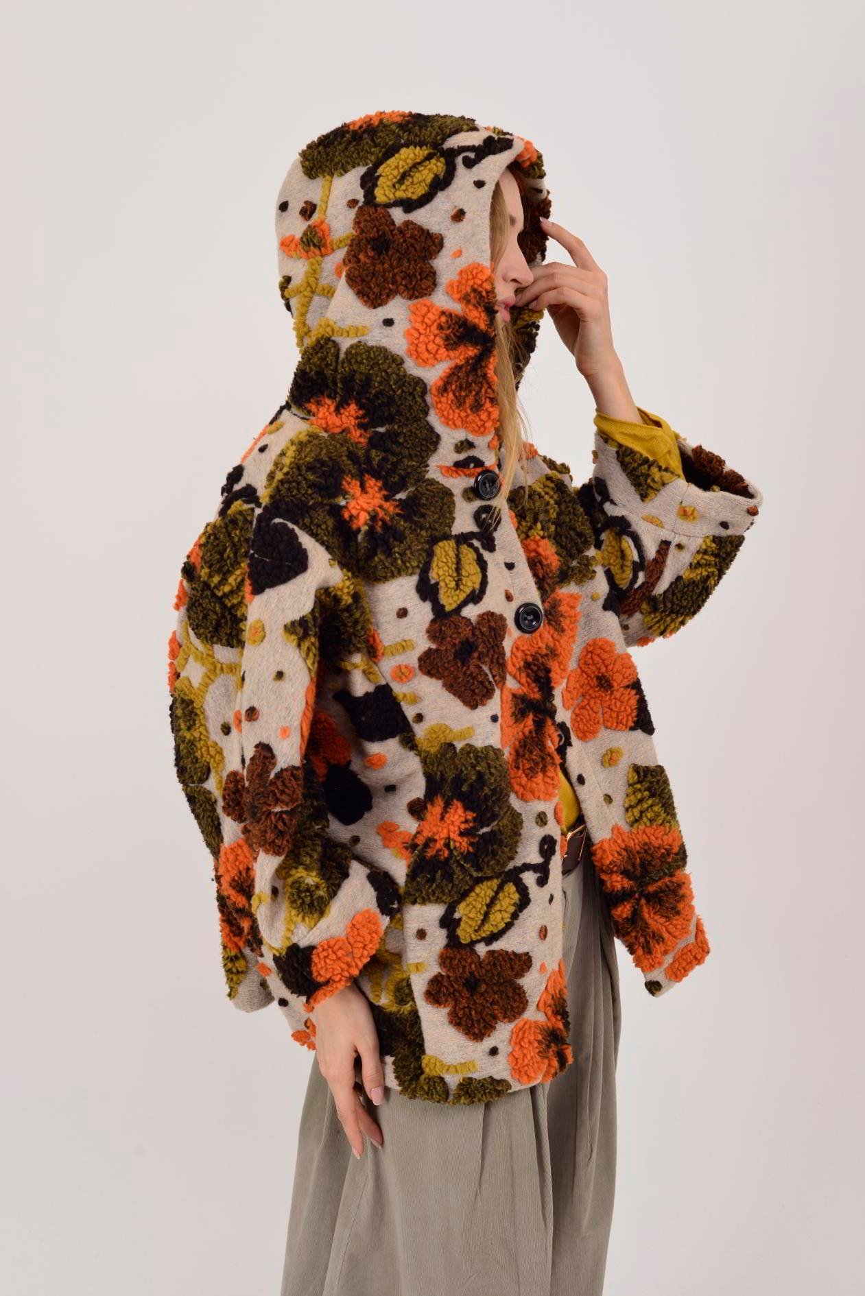 İtalyan Çiçek Kabartmalı Kapüşonlu Keçe Kaban - BEJ