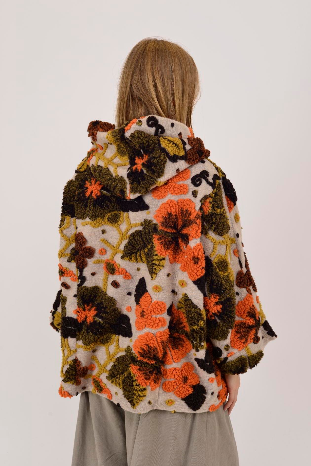 İtalyan Çiçek Kabartmalı Kapüşonlu Keçe Kaban - BEJ