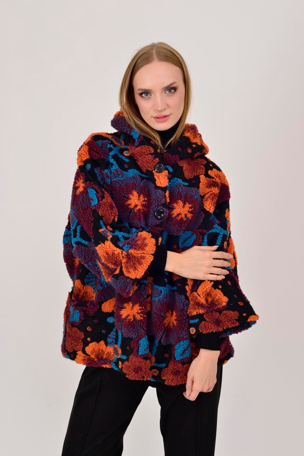 İtalyan Çiçek Kabartmalı Kapüşonlu Keçe Kaban - SİYAH