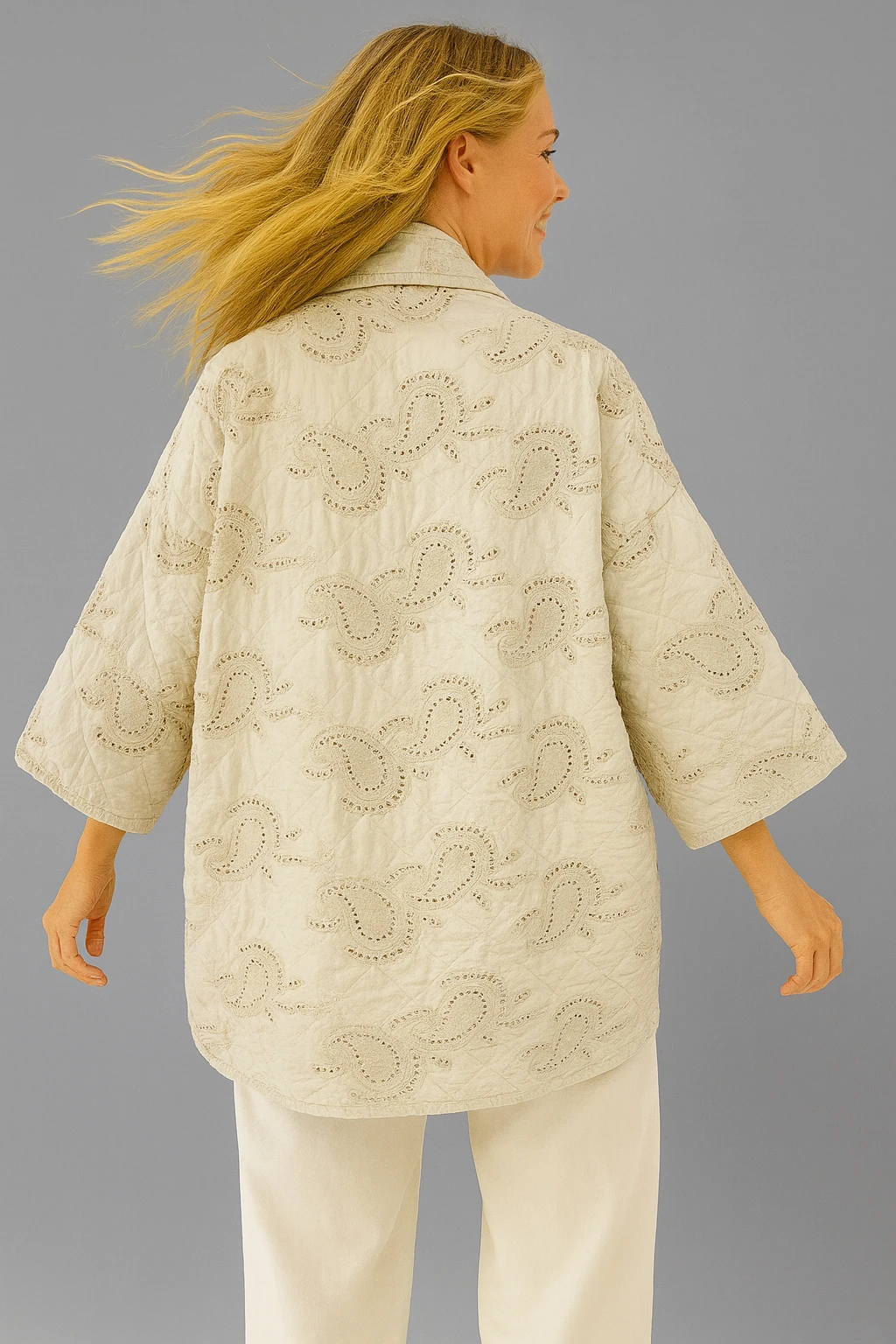 İtalyan Nakışlı Pul Payetli Kapitone Ceket - KREM