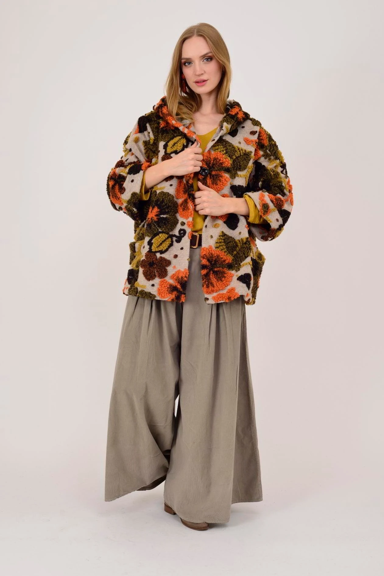 İtalyan Çiçek Kabartmalı Kapüşonlu Keçe Kaban - BEJ