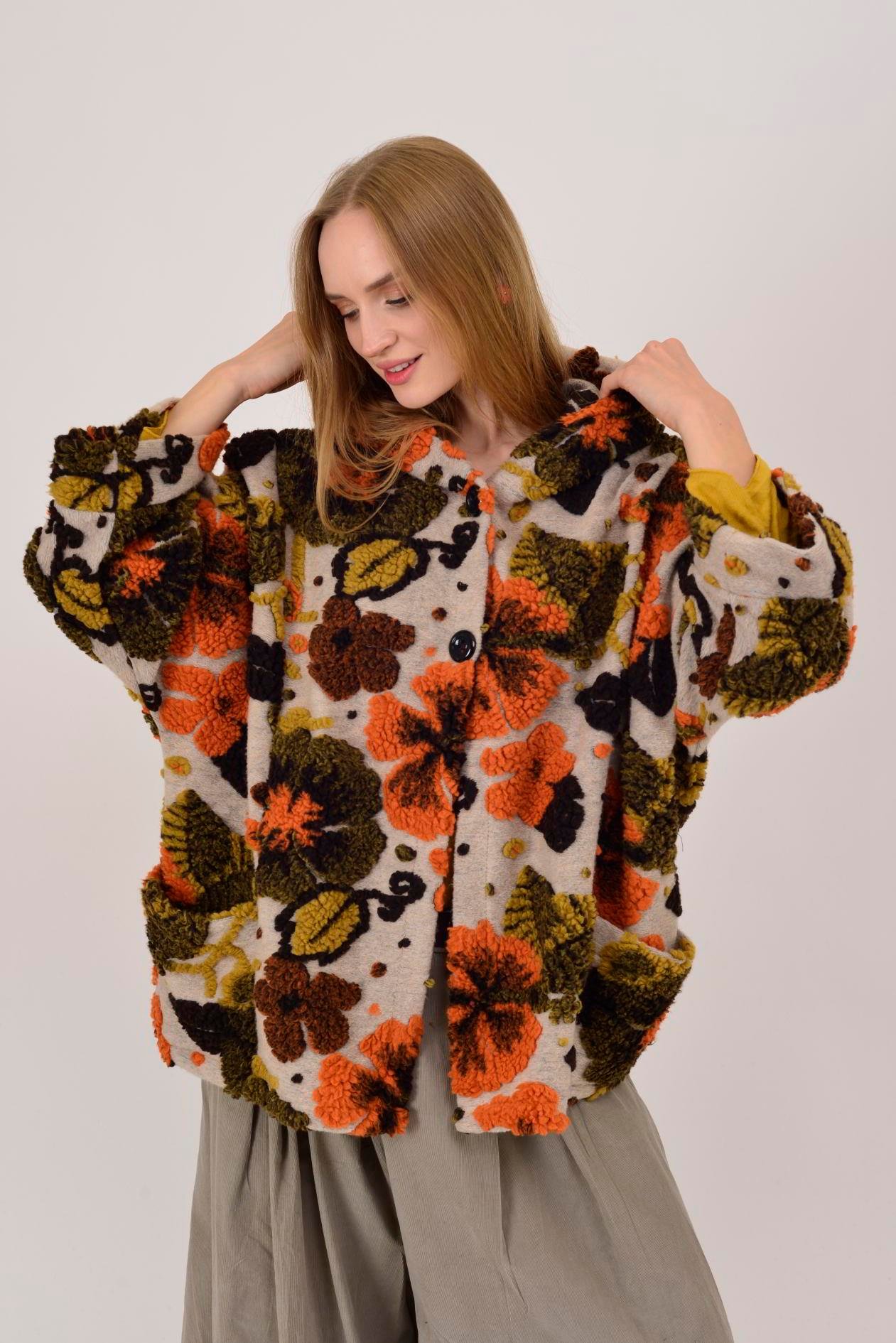 İtalyan Çiçek Kabartmalı Kapüşonlu Keçe Kaban - BEJ