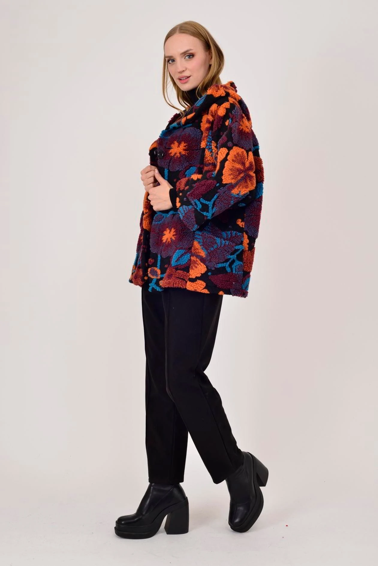 İtalyan Çiçek Kabartmalı Kapüşonlu Keçe Kaban - SİYAH