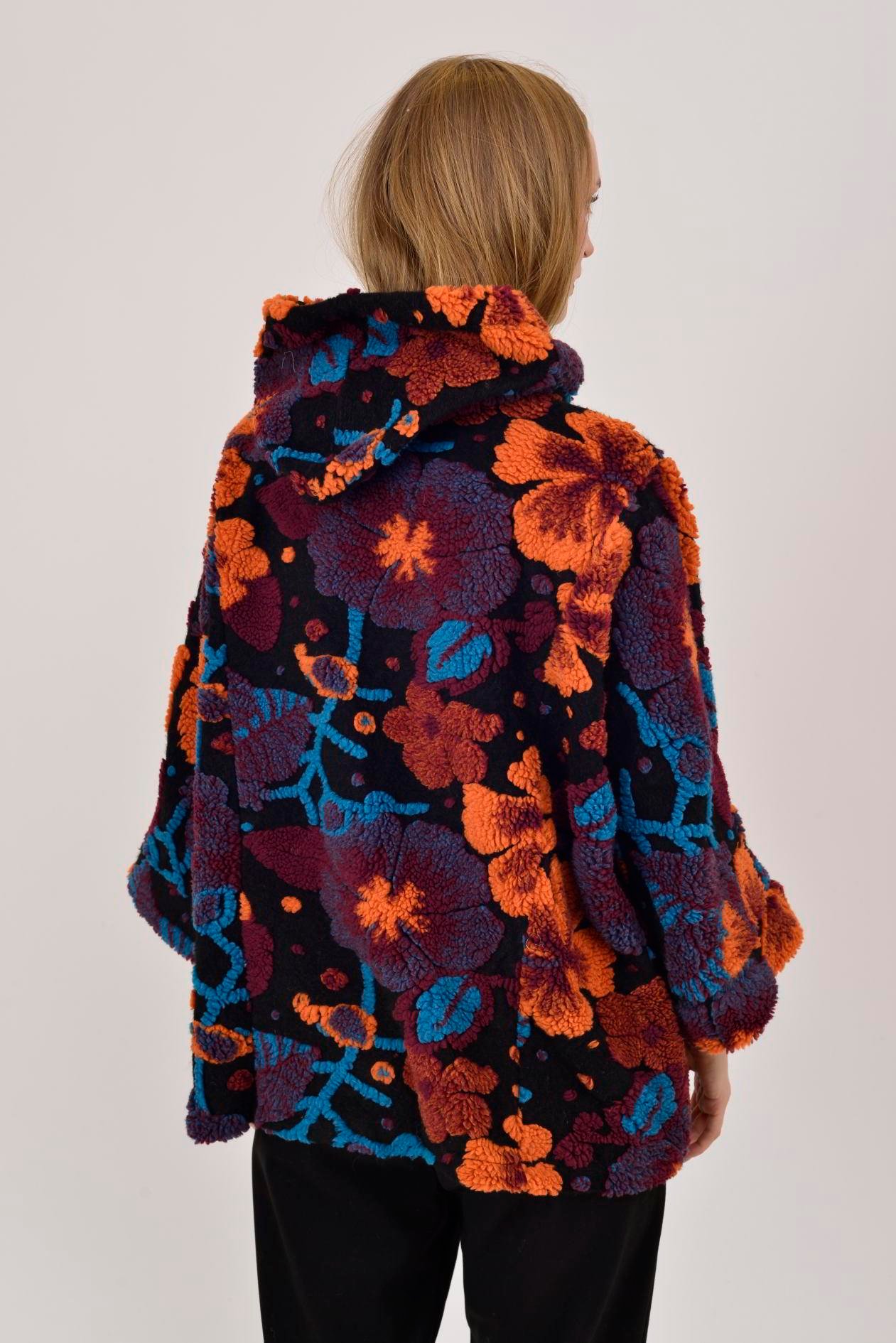 İtalyan Çiçek Kabartmalı Kapüşonlu Keçe Kaban - SİYAH