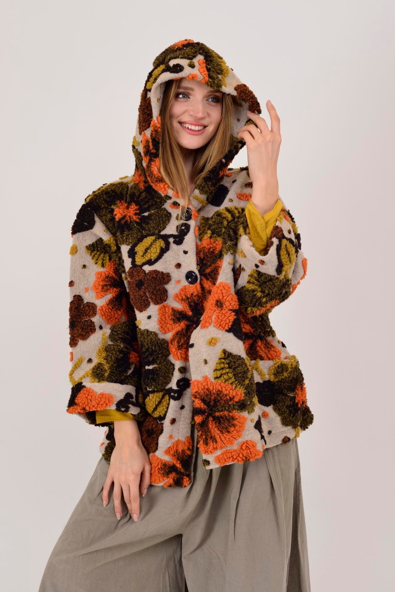 İtalyan Çiçek Kabartmalı Kapüşonlu Keçe Kaban - BEJ