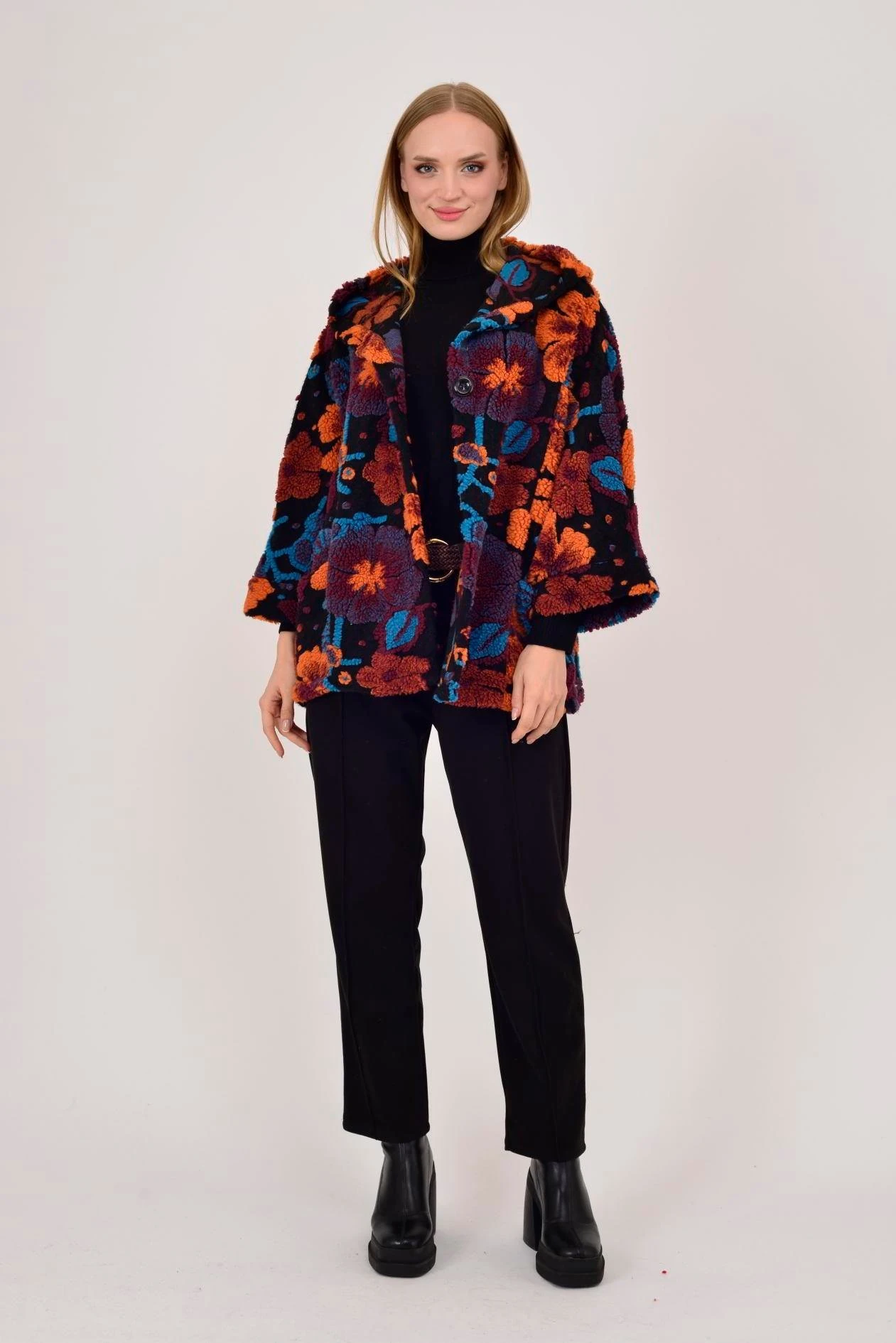 İtalyan Çiçek Kabartmalı Kapüşonlu Keçe Kaban - SİYAH