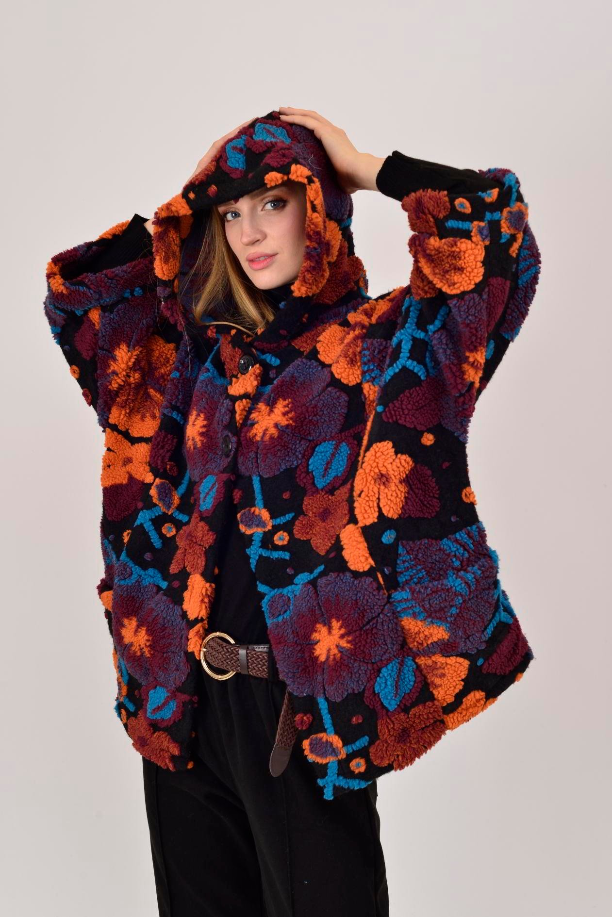 İtalyan Çiçek Kabartmalı Kapüşonlu Keçe Kaban - SİYAH