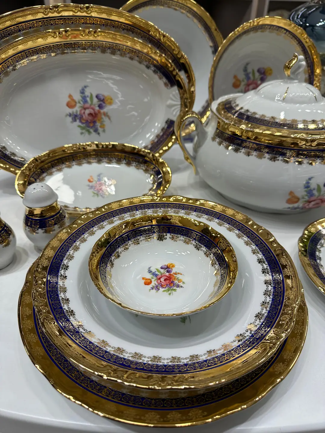 Thun Constance Cobalt Çiçek 77 Parça Altın Yaldızlı 12 Kişilik