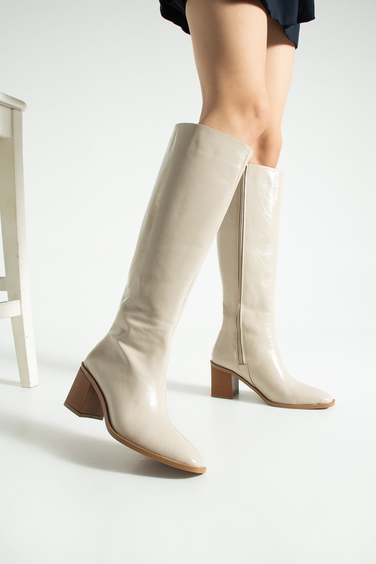 Laya Bej  Kırışık Rugan Sivri Burun Fermuar Detay Topuklu Kadın Çizme