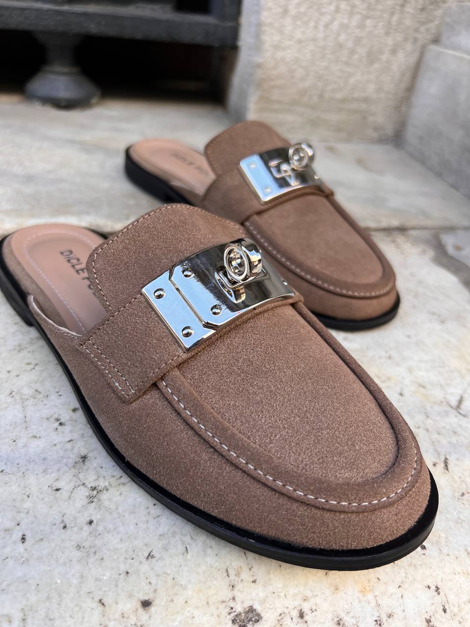 Kadın Vizon Süet Metal Tokalı Burnu Kapalı  Mule Loafer Terlik