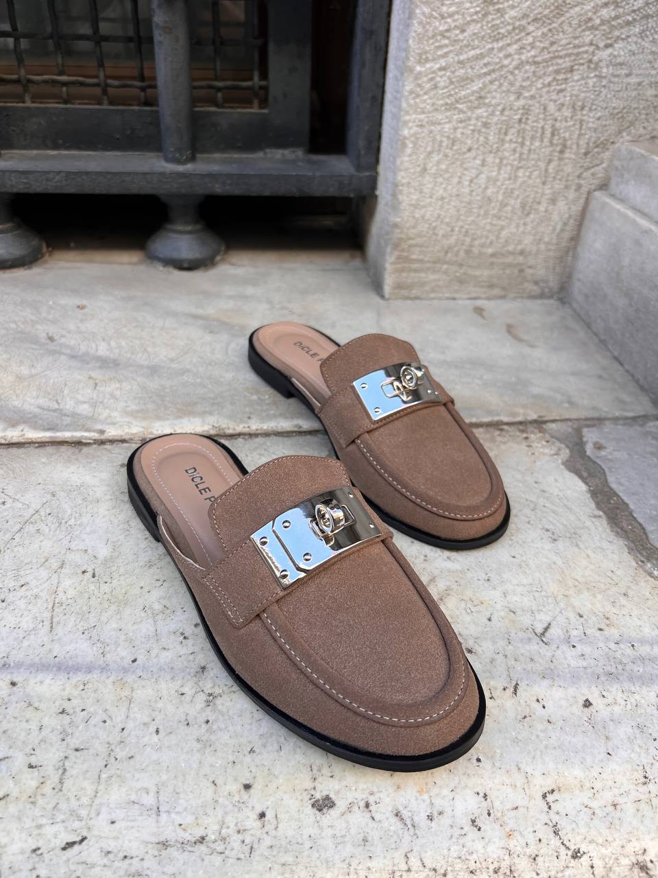 Kadın Vizon Süet Metal Tokalı Burnu Kapalı  Mule Loafer Terlik