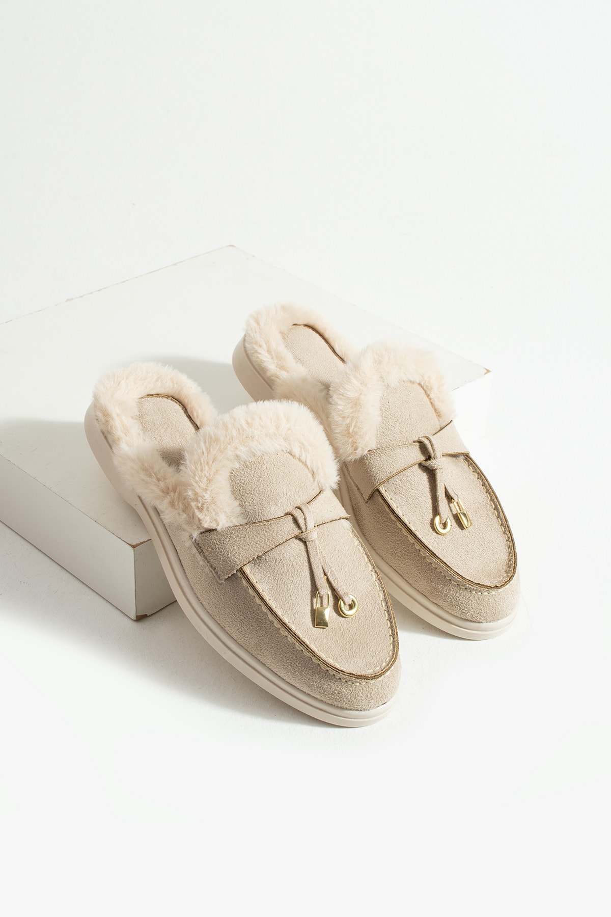Kadın Bej Süet  Tüylü Slip-On Loafer Terlik Pufi
