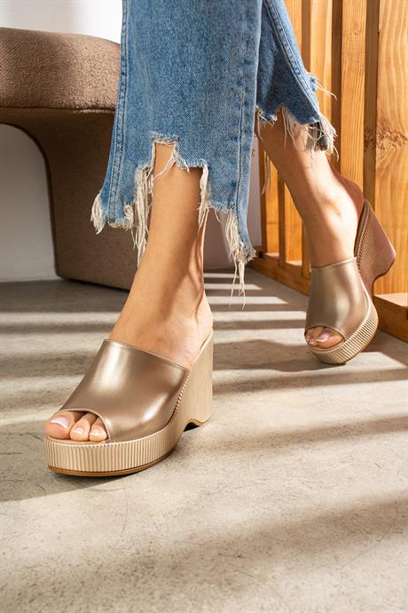 Glow Gold Dolgu Topuklu Kadın Terlik