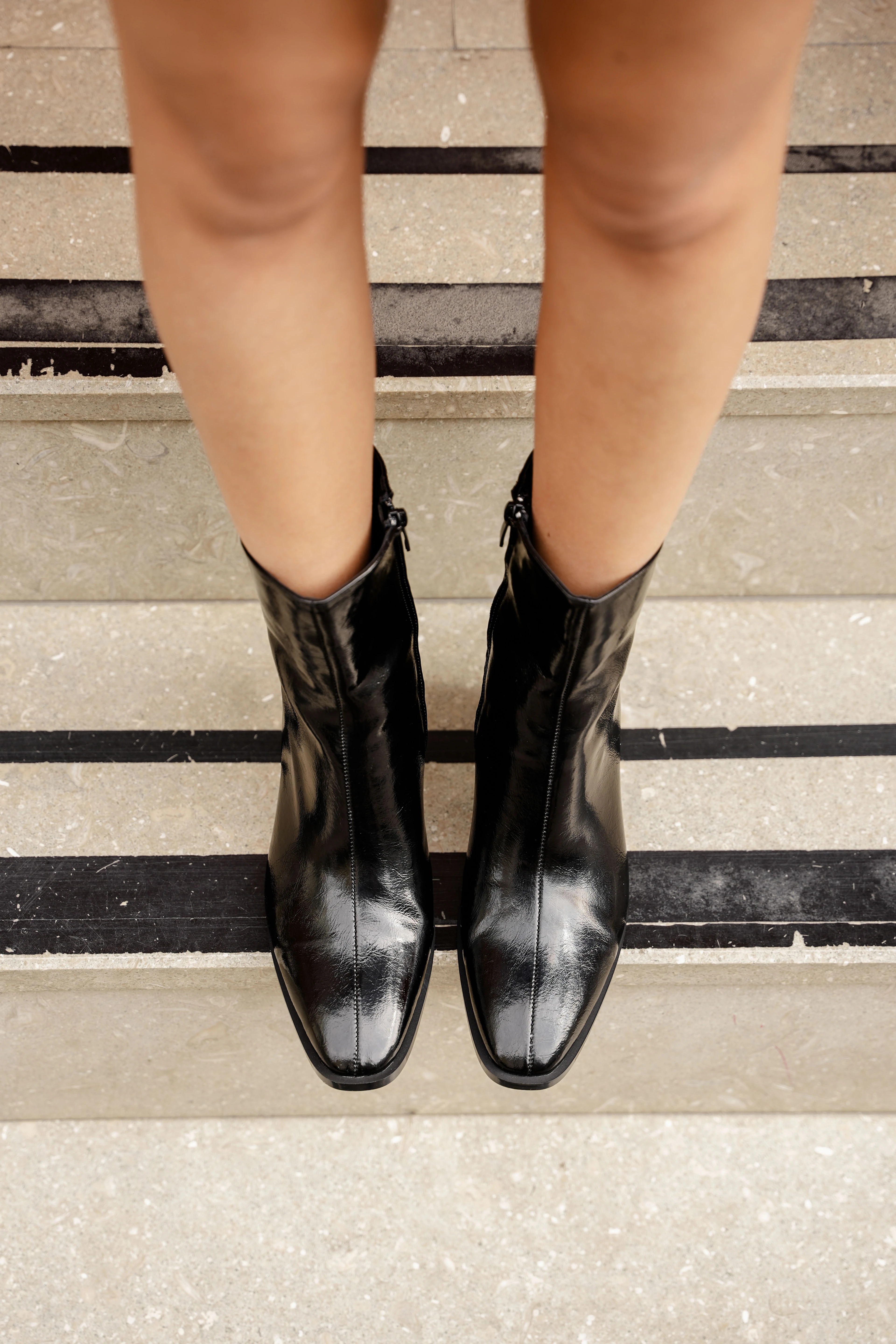  Anita Siyah Kırışık Rugan Fermuar Detay Kadın Topuklu Bot