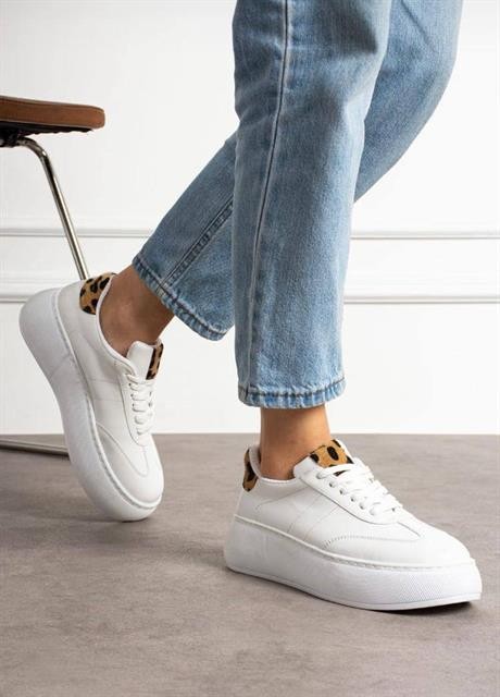 Kadın Sneaker Beyaz Yüksek Taban Bağcıklı Spor Ayakkabı Leopar Desenli Azin