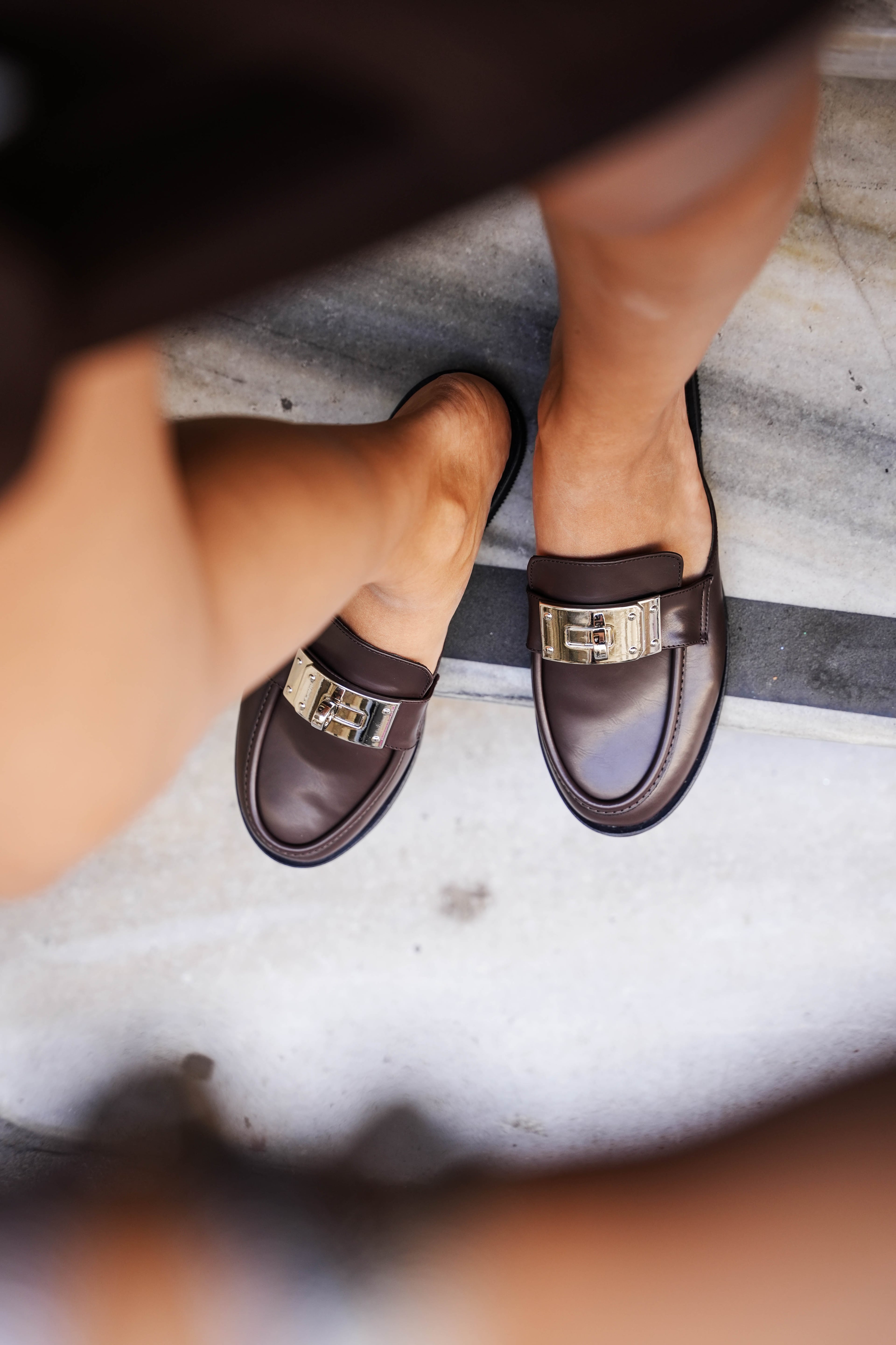 Kadın Kahve Metal Tokalı Burnu Kapalı  Mule Loafer Terlik