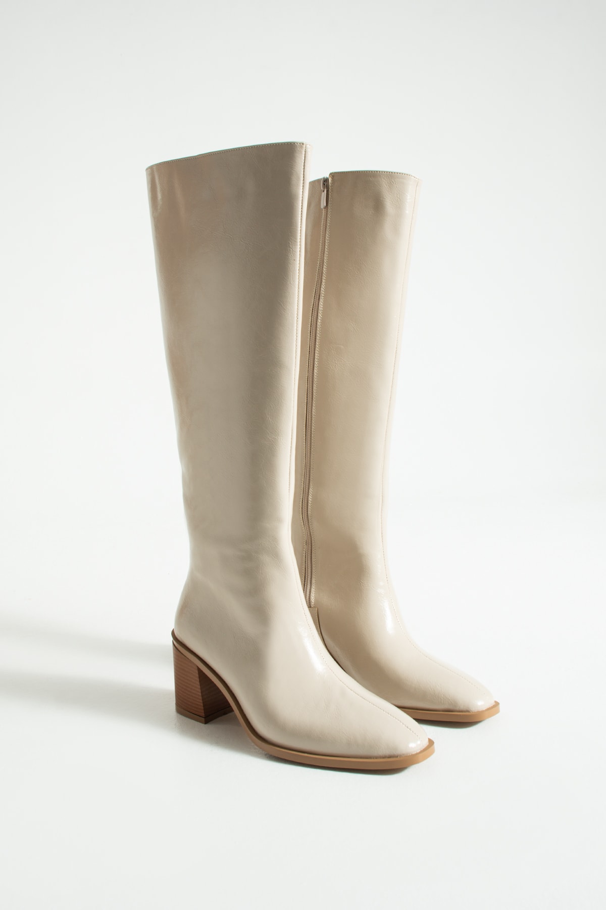 Laya Bej  Kırışık Rugan Sivri Burun Fermuar Detay Topuklu Kadın Çizme