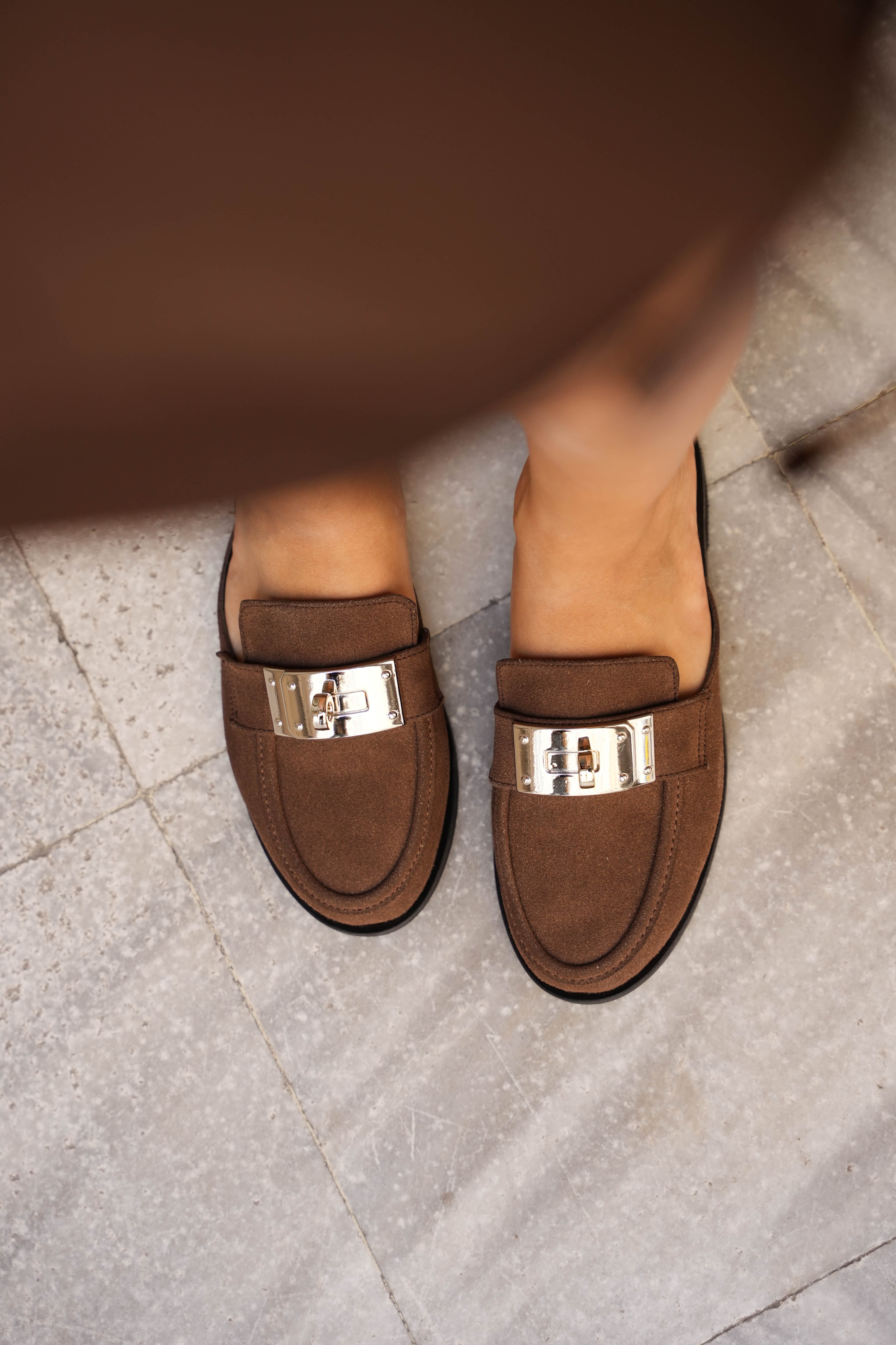 Kadın Kahverengi Süet Metal Tokalı Burnu Kapalı  Mule Loafer Terlik