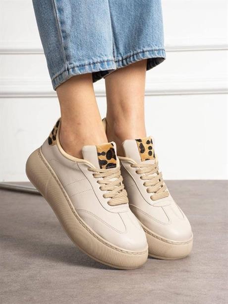 Kadın Sneaker Bej Yüksek Taban Bağcıklı Spor Ayakkabı Leopar Desenli Azin