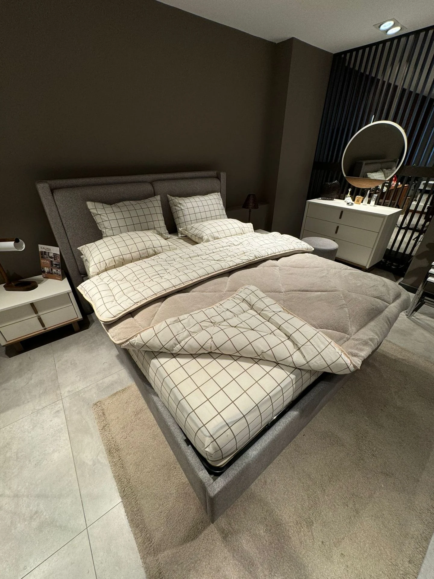 Krem Kare  Desenli Çift Kişilik Welsoft Pufidik Uyku Seti (Lastikli Çarşaflı)