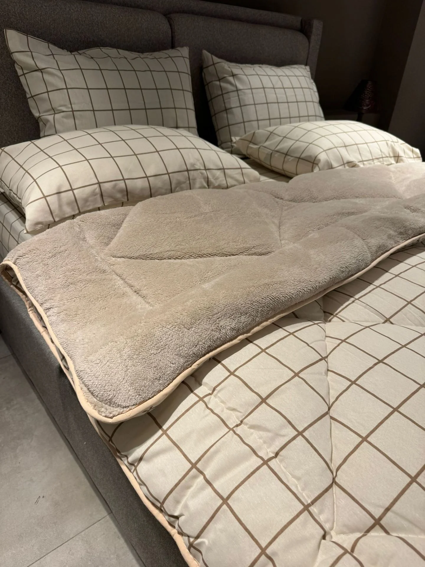 Krem Kare  Desenli Çift Kişilik Welsoft Pufidik Uyku Seti (Lastikli Çarşaflı)