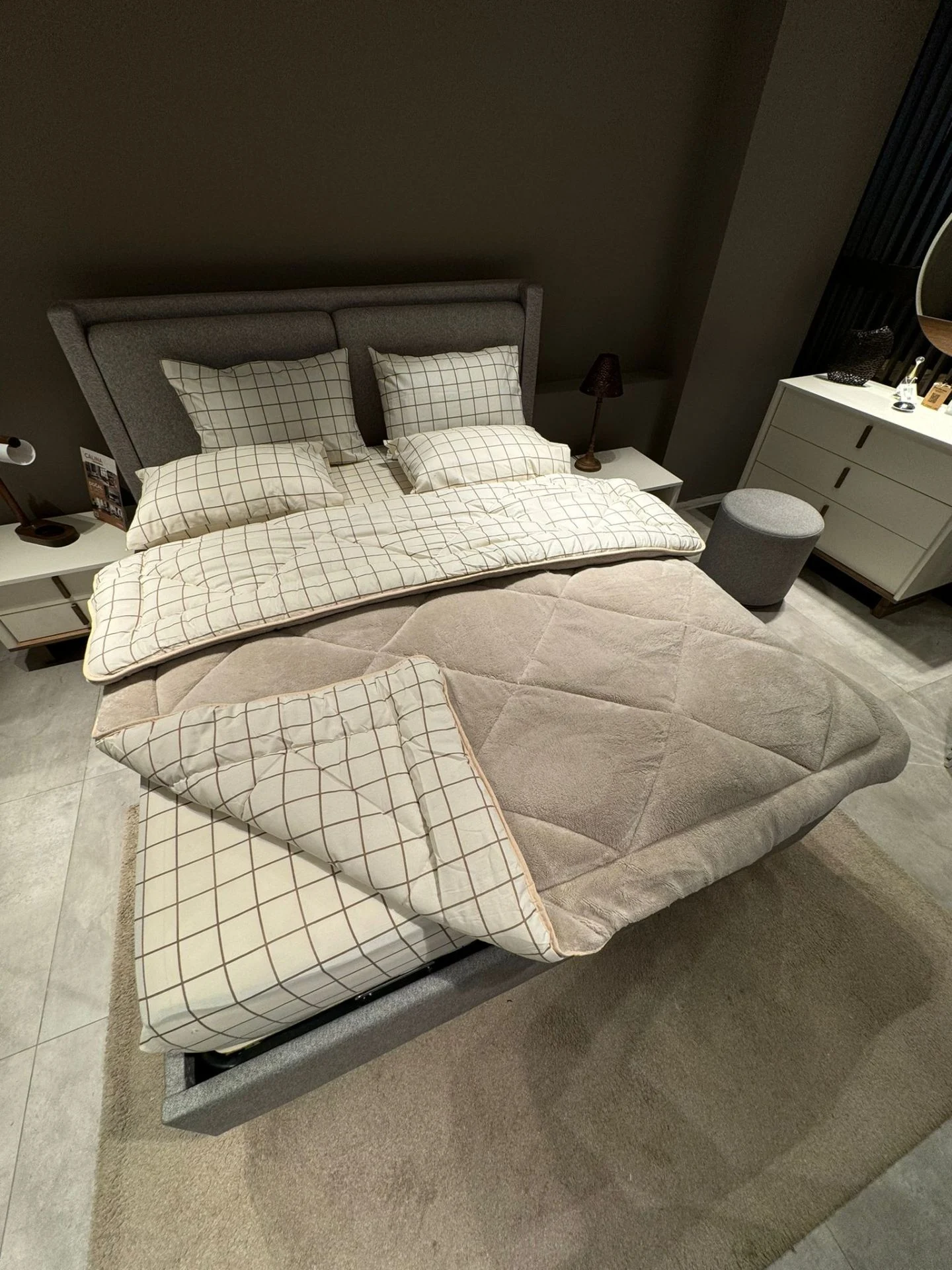 Krem Kare  Desenli Çift Kişilik Welsoft Pufidik Uyku Seti (Lastikli Çarşaflı)