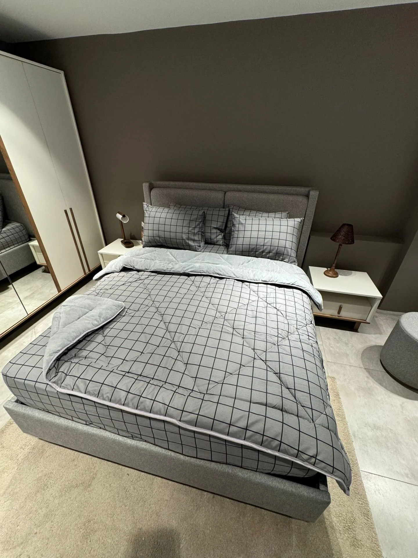 Koyu Gri Kare Çift Kişilik Welsoft Pufidik Uyku Seti  (Lastikli Çarşaflı)