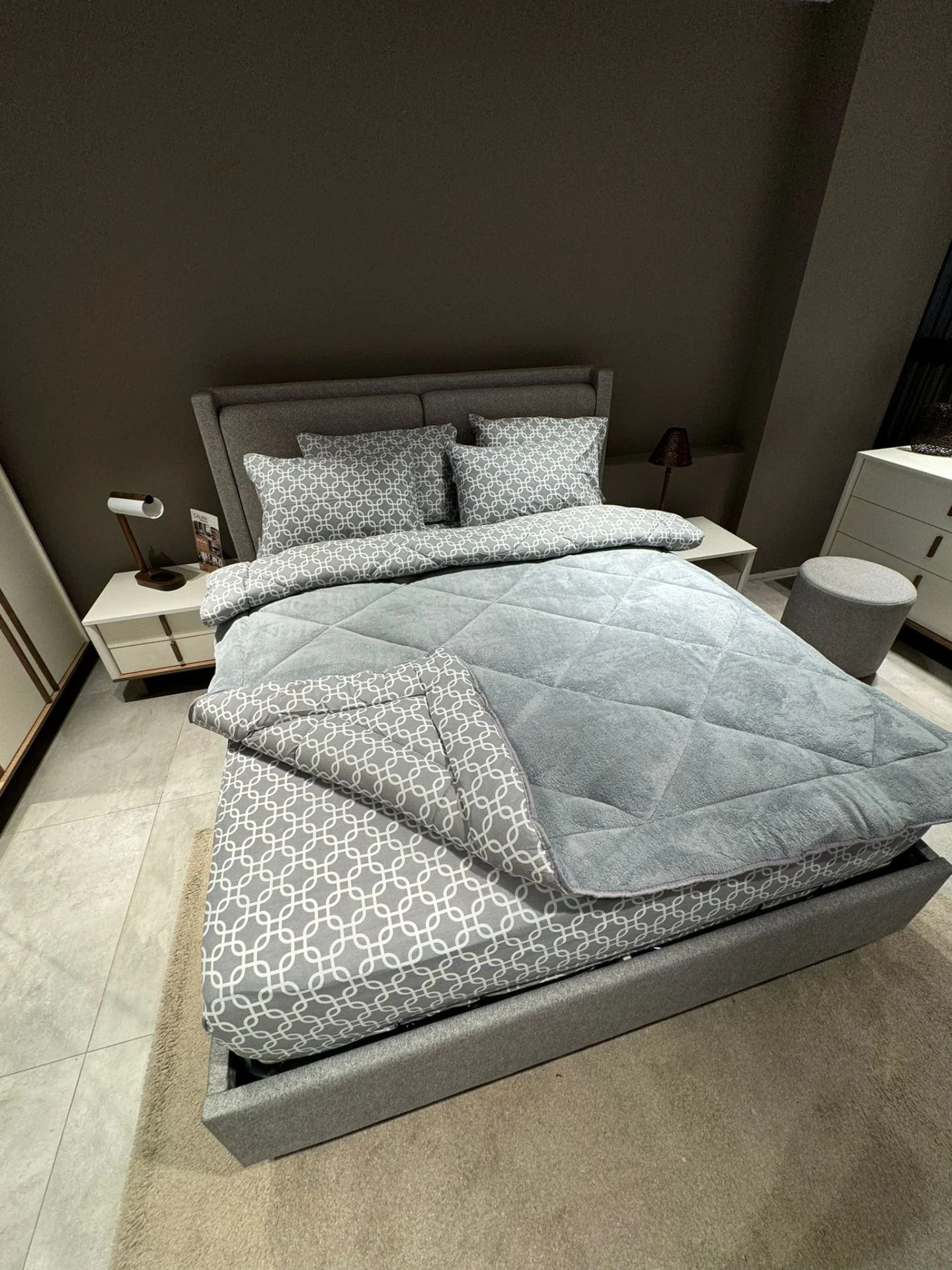 Gri Zincir Desenli Çift Kişilik Welsoft Pufidik Uyku Seti (Lastikli Çarşaflı)