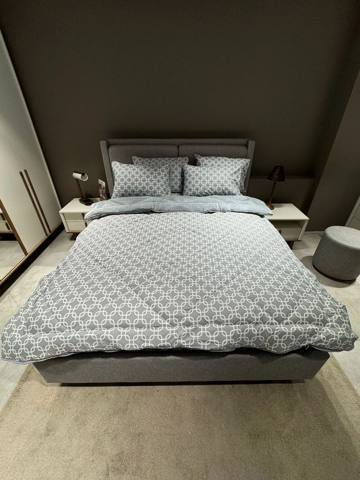 Gri Zincir Desenli Çift Kişilik Welsoft Pufidik Uyku Seti (Lastikli Çarşaflı)