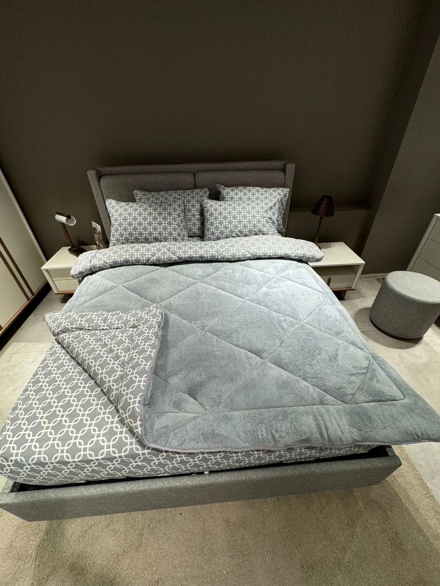 Gri Zincir Desenli Çift Kişilik Welsoft Pufidik Uyku Seti (Lastikli Çarşaflı)