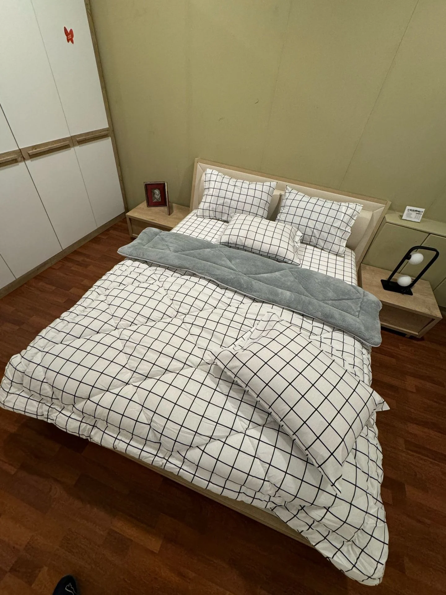 Beyaz Kare Desenli Çift Kişilik Welsoft Pufidik Uyku Seti  (Lastikli Çarşaflı)