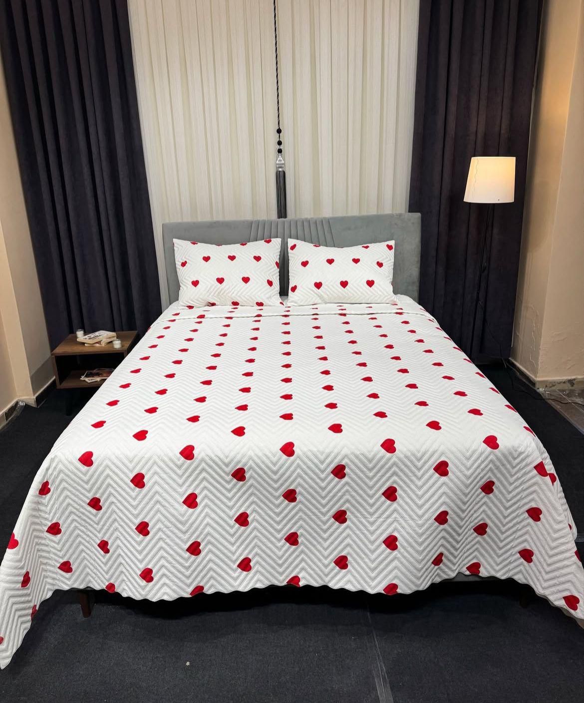Kalp Desen Ultrasonik Çift Kişilik Yatak Örtüsü Takımı  - Beyaz Üstüne Kırmızı Kalp