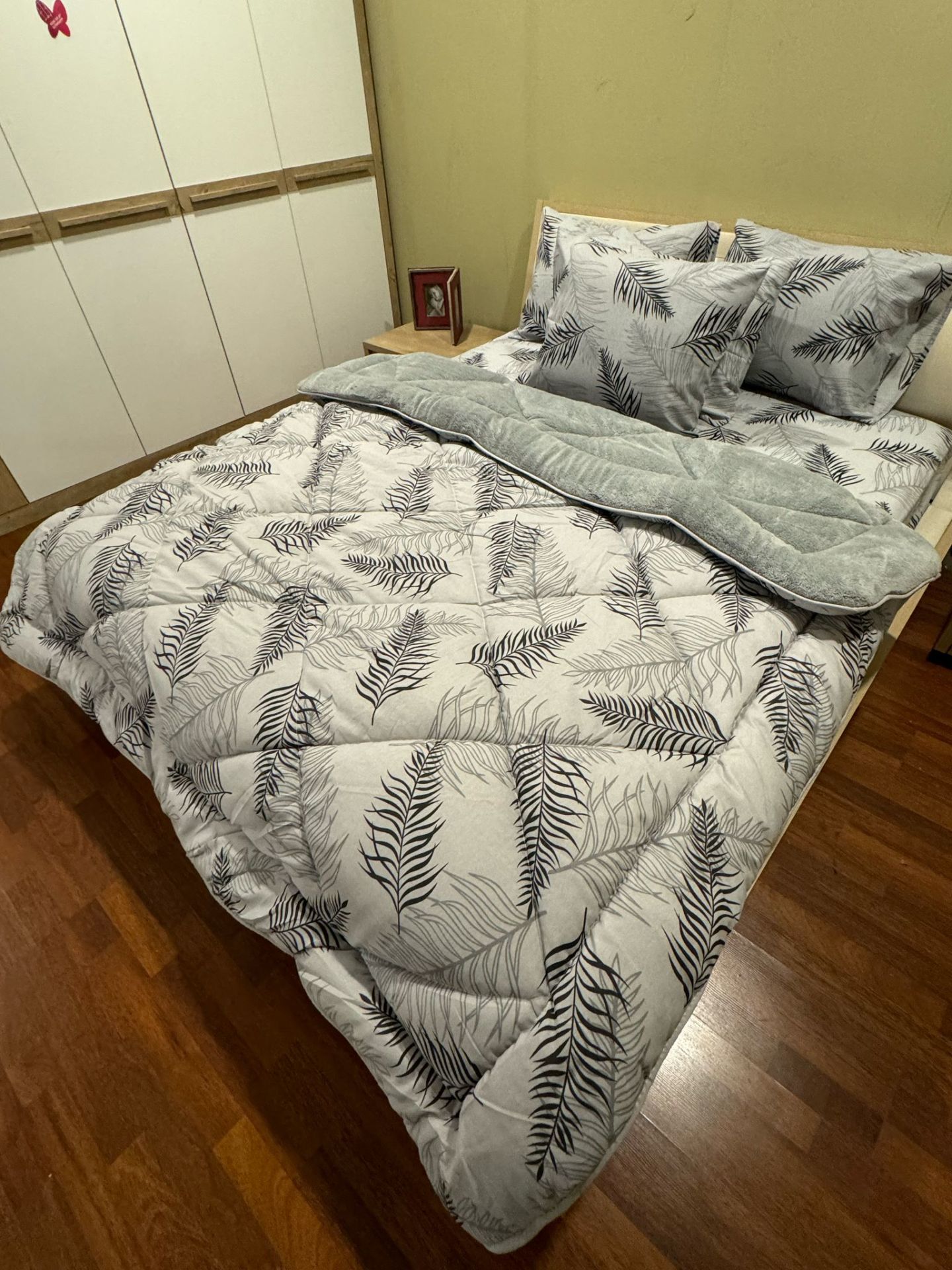 Yaprak Desenli Gri Çift Kişilik Welsoft Pufidik Uyku Seti  (Lastikli Çarşaflı)